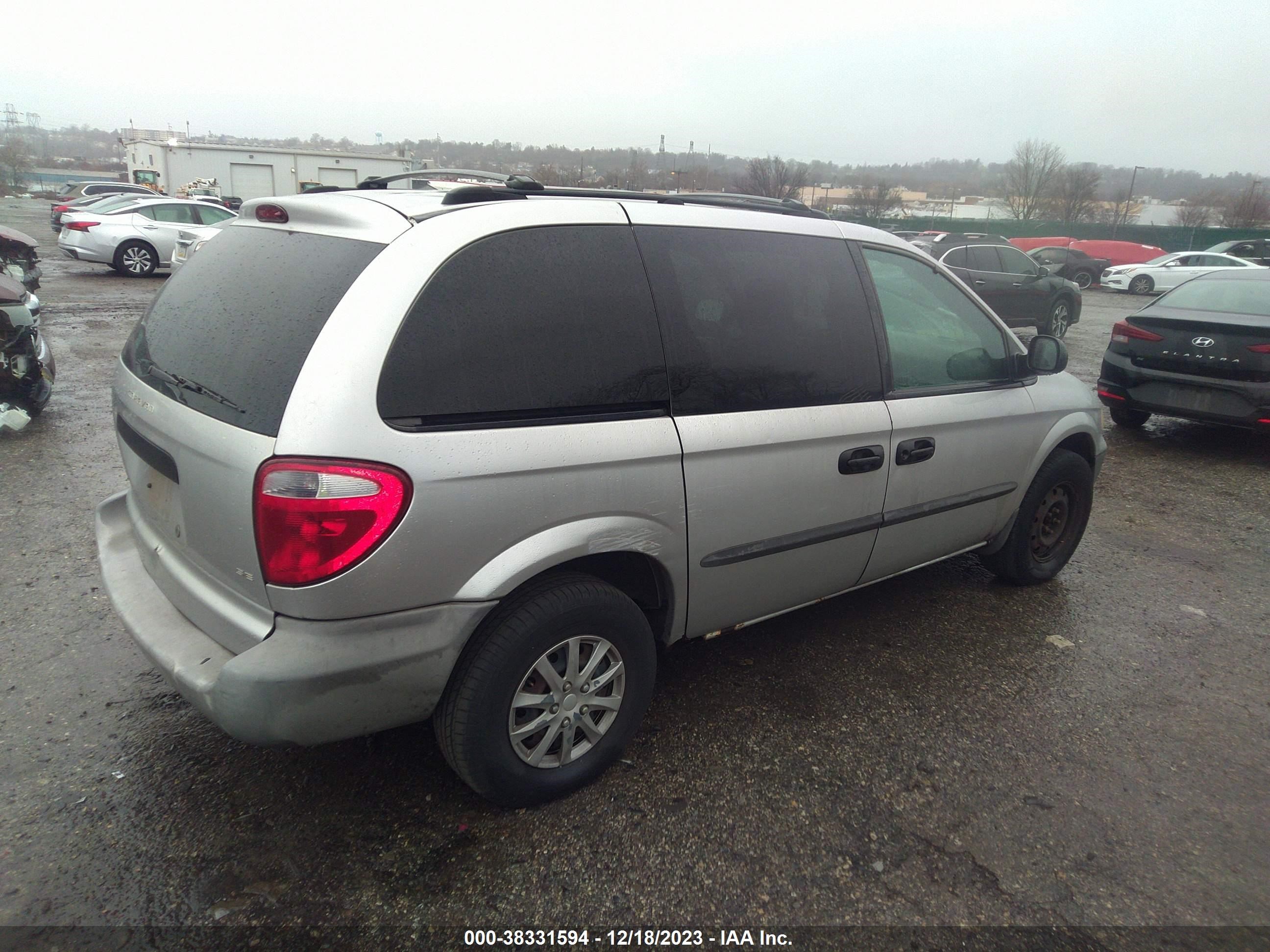 Photo 3 VIN: 1B8GP25372B563784 - DODGE CARAVAN 