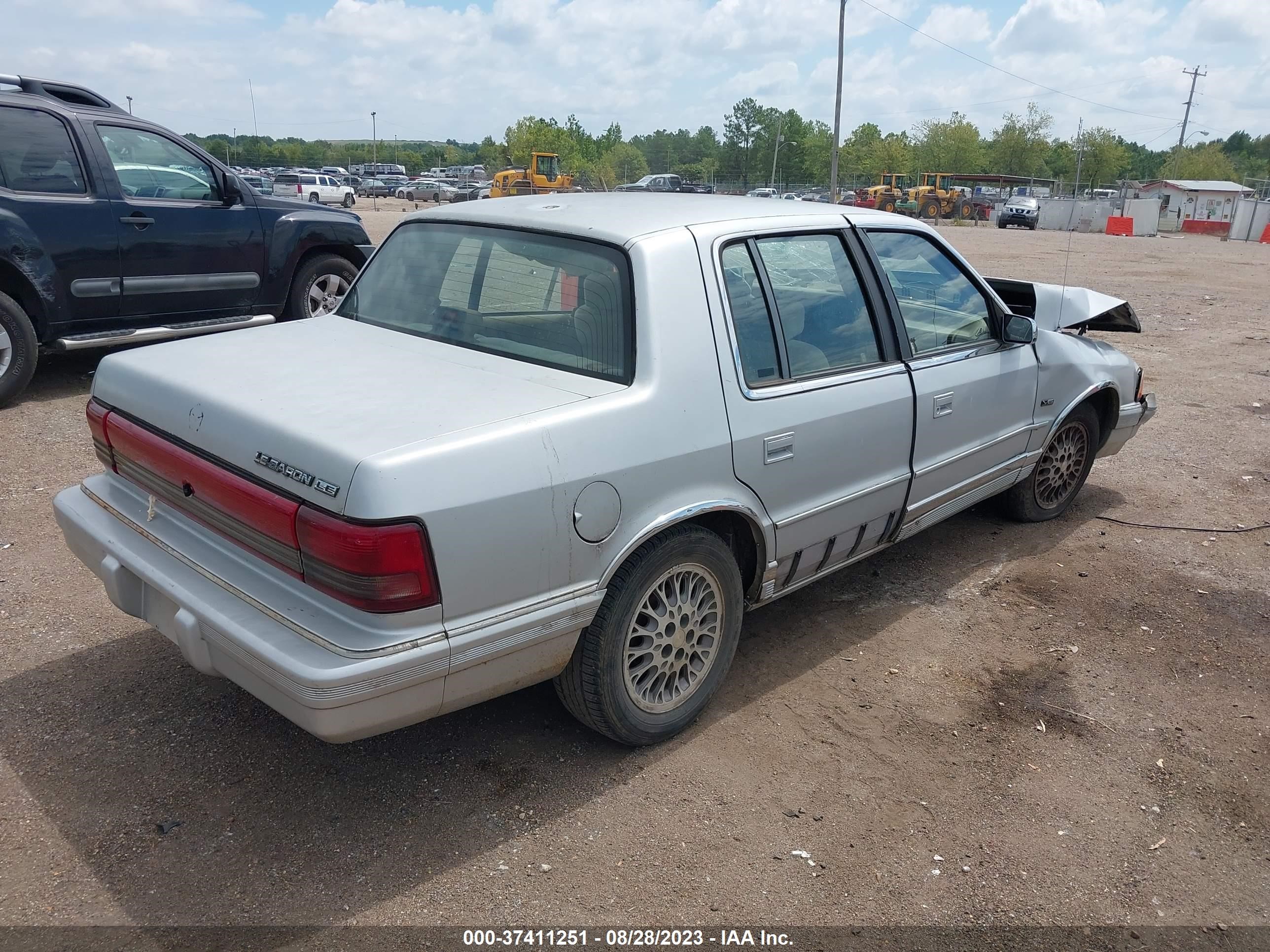 Photo 3 VIN: 1C3AA3632RF136892 - CHRYSLER LE BARON 