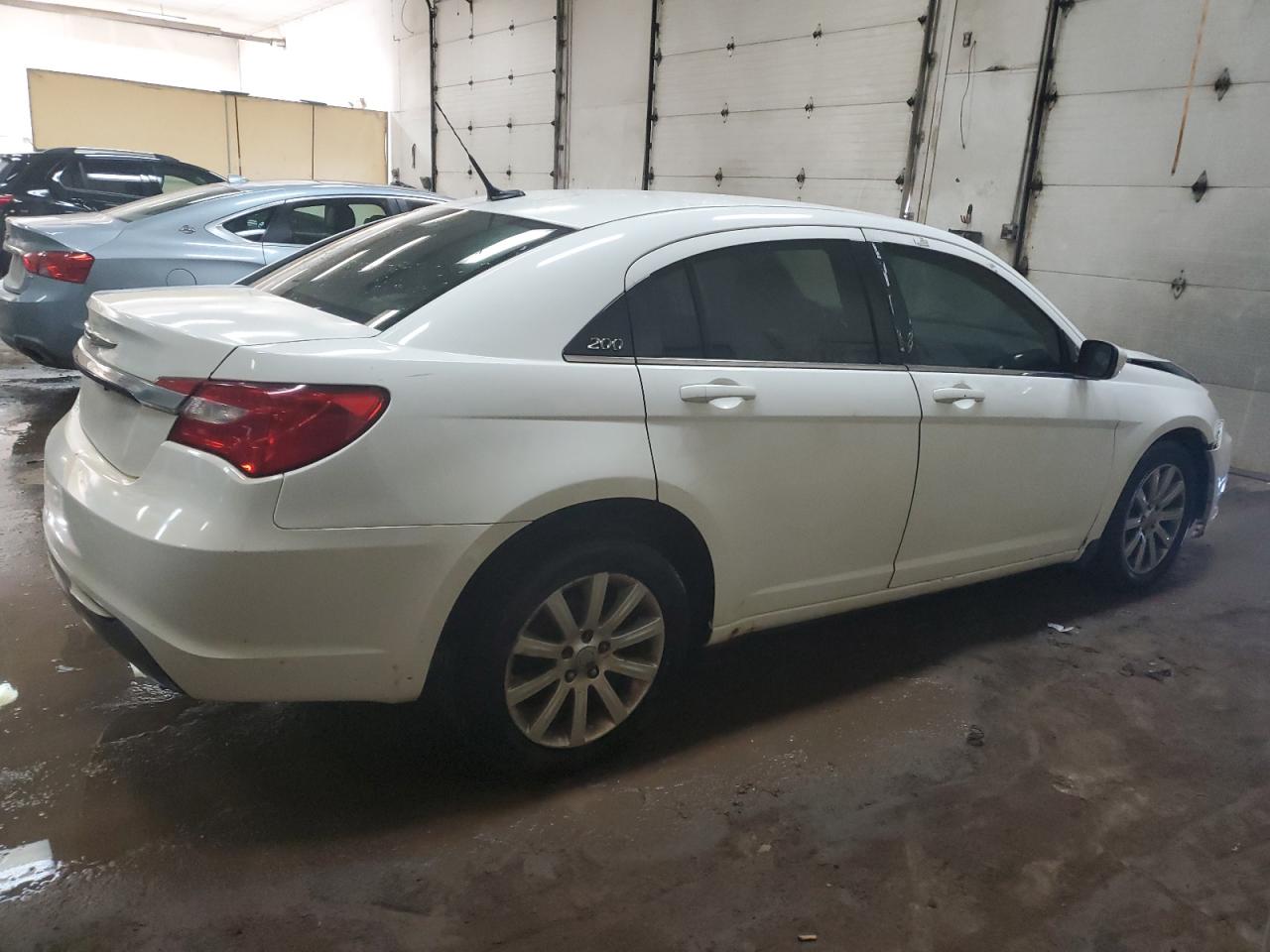 Photo 2 VIN: 1C3BC1FG4BN522795 - CHRYSLER 200 