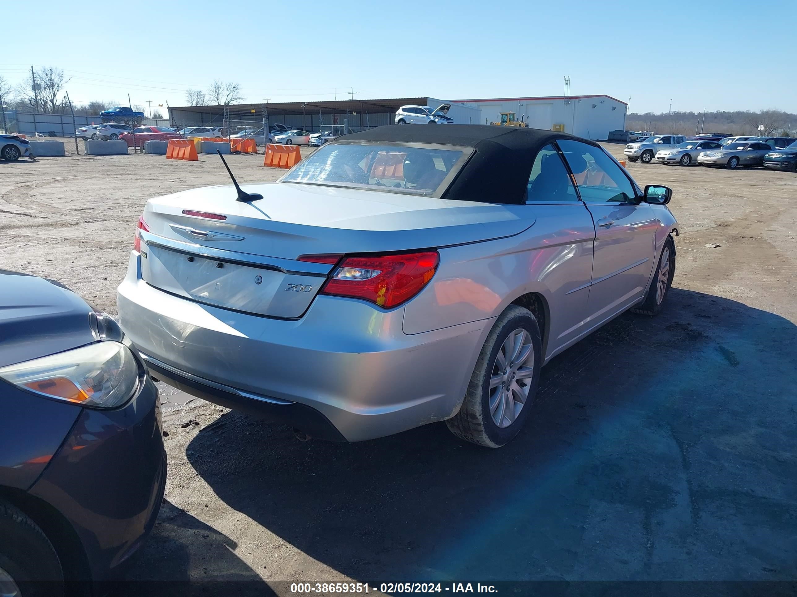 Photo 3 VIN: 1C3BCBEG8CN235744 - CHRYSLER 200 