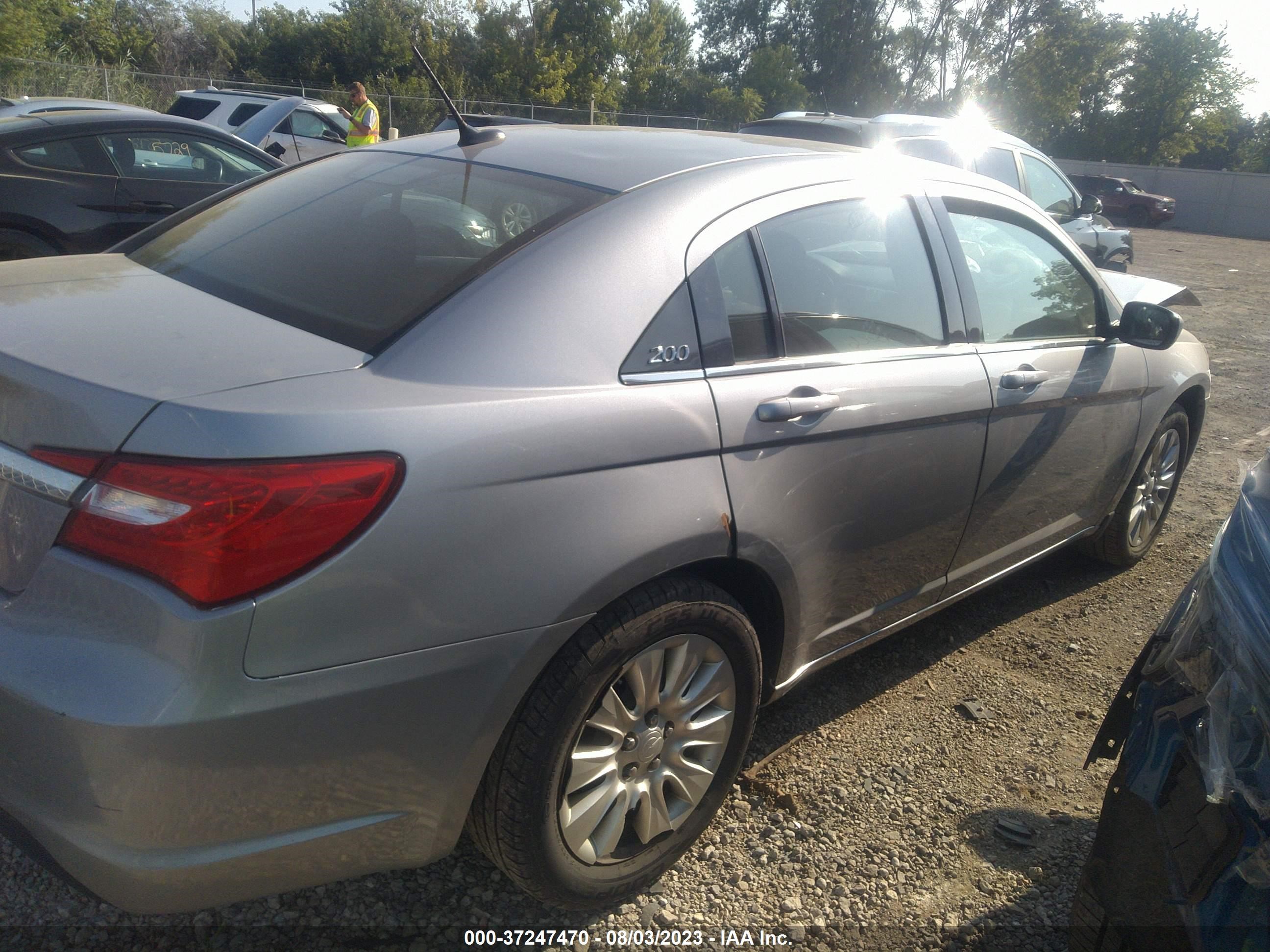 Photo 3 VIN: 1C3CCBAB2DN569641 - CHRYSLER 200 