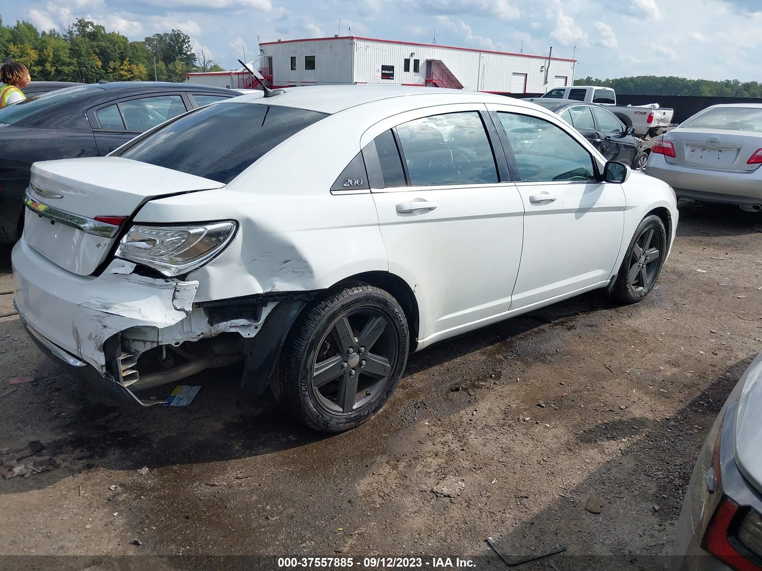 Photo 3 VIN: 1C3CCBAB3EN143457 - CHRYSLER 200 