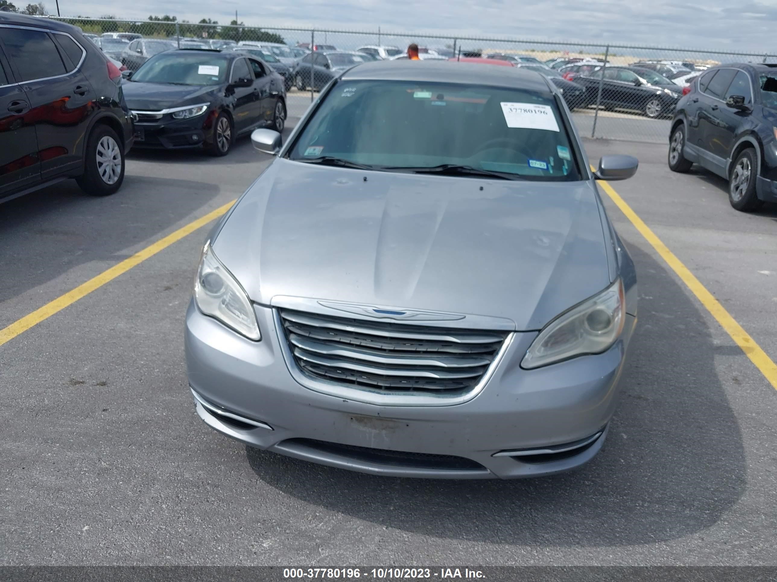 Photo 11 VIN: 1C3CCBAB5EN141208 - CHRYSLER 200 