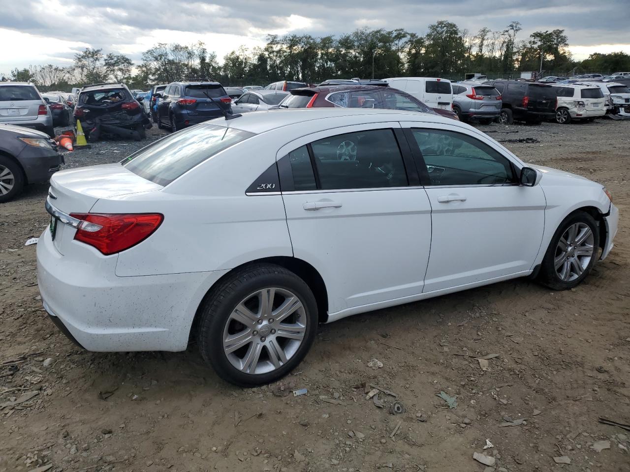 Photo 2 VIN: 1C3CCBAB8DN761131 - CHRYSLER 200 