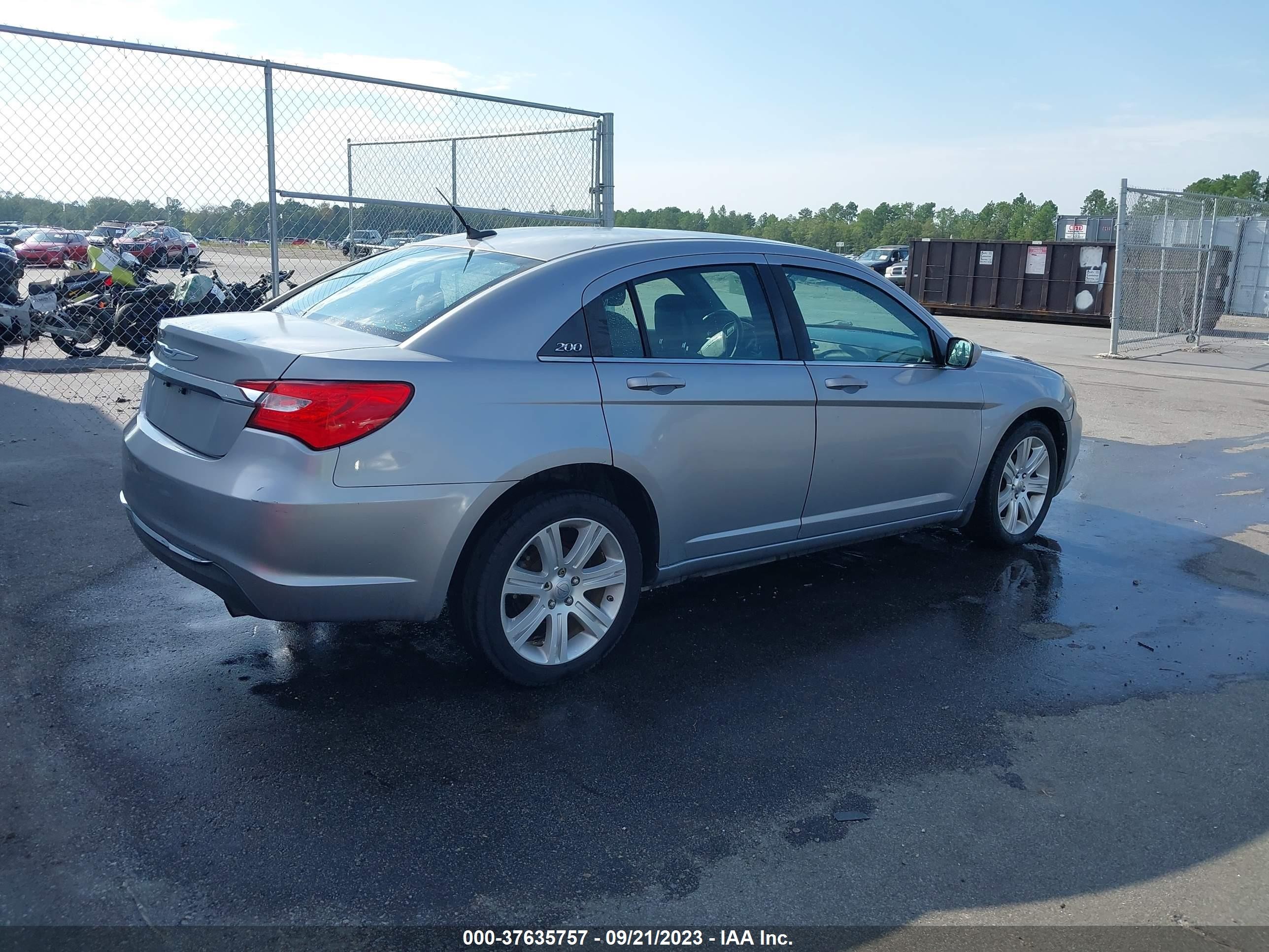 Photo 3 VIN: 1C3CCBAB8DN762375 - CHRYSLER 200 