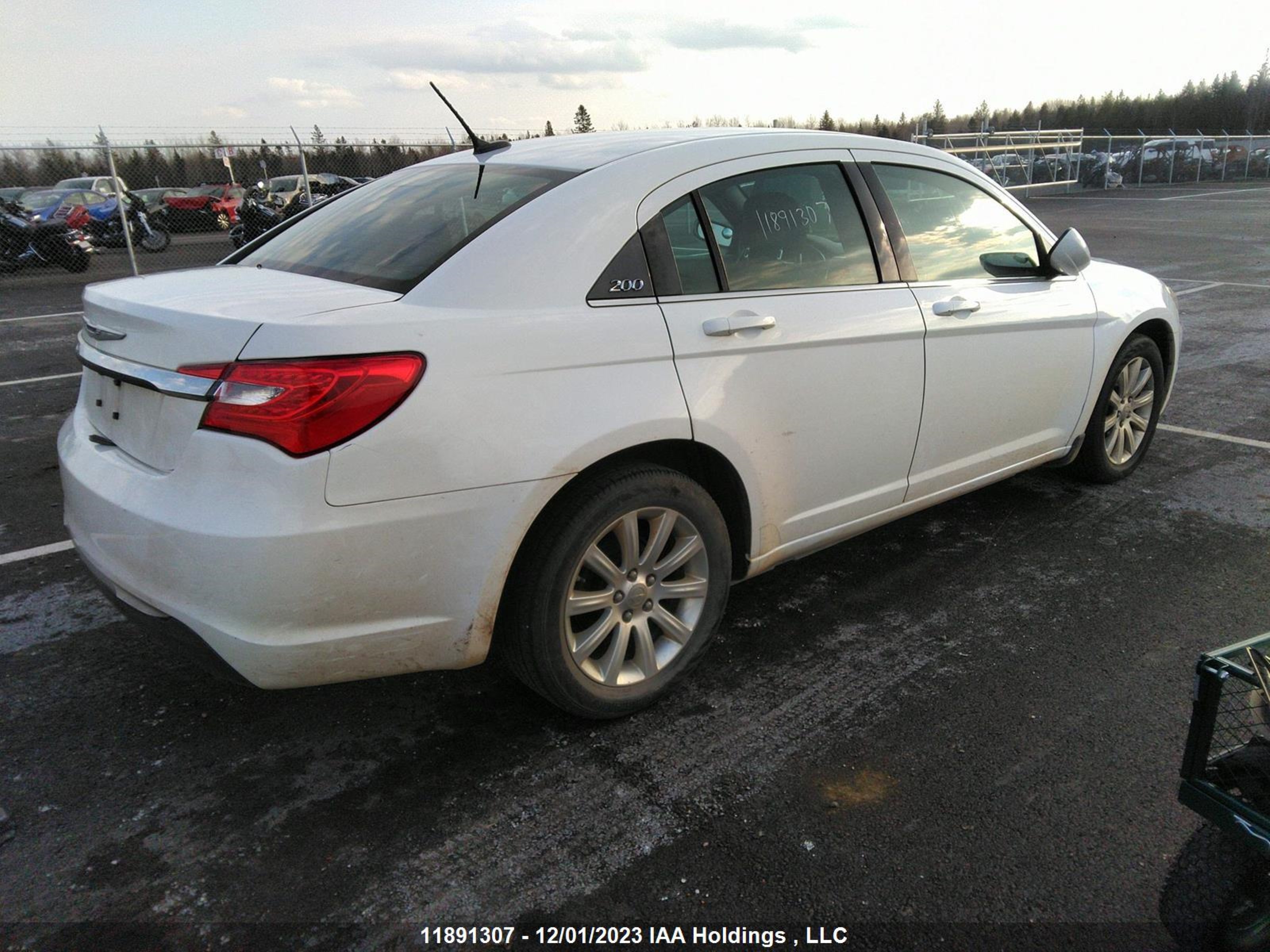 Photo 3 VIN: 1C3CCBBB4DN500223 - CHRYSLER 200 