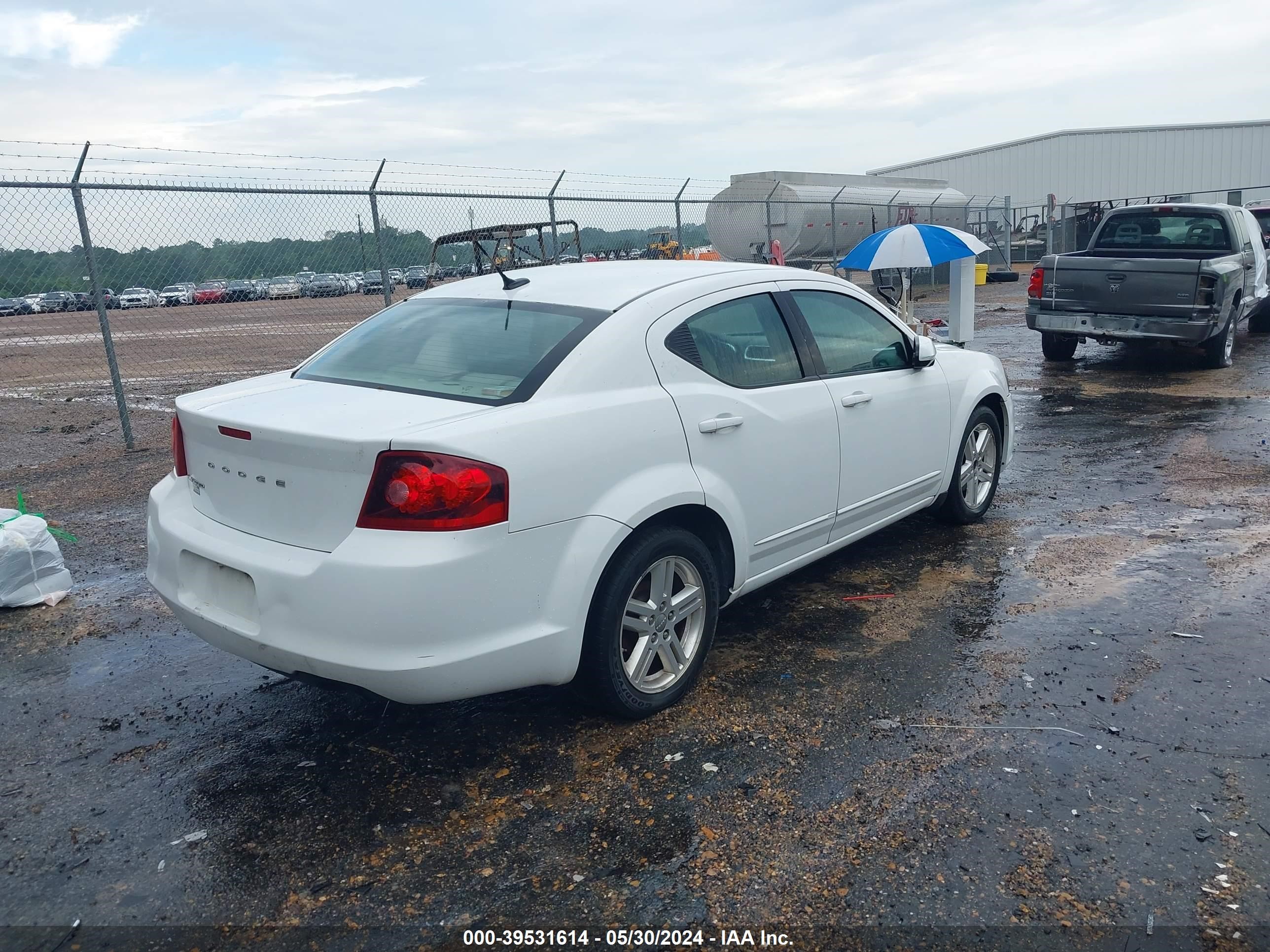 Photo 3 VIN: 1C3CDZCB9CN167956 - DODGE AVENGER 