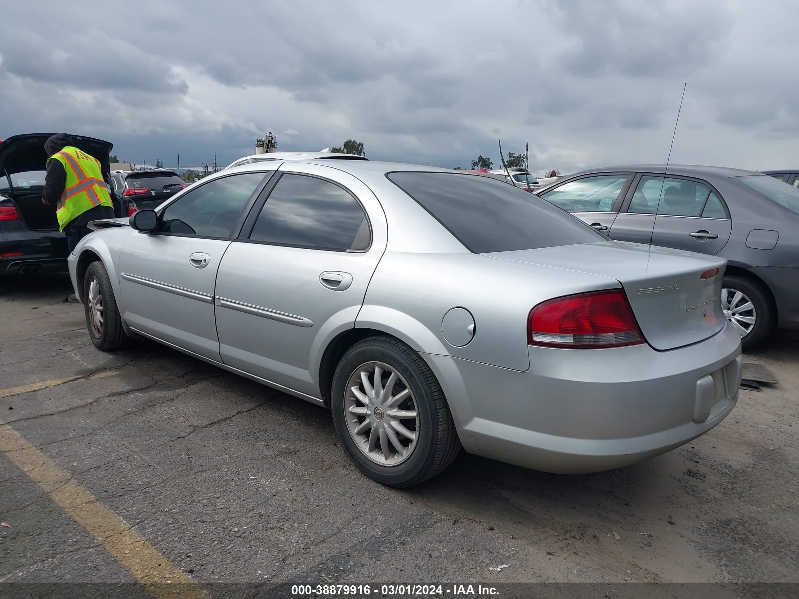 Photo 2 VIN: 1C3EL56R22N332922 - CHRYSLER SEBRING 