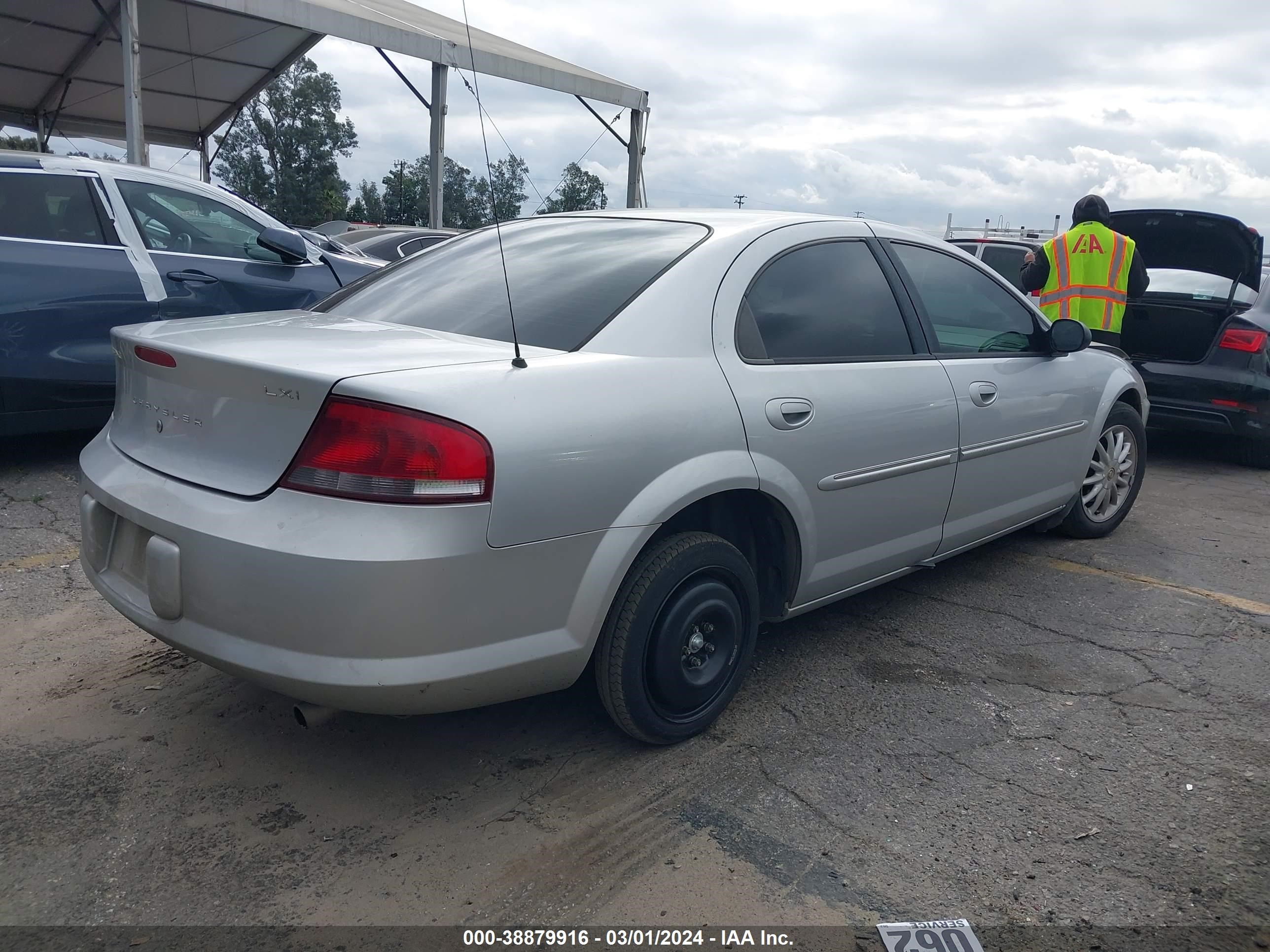 Photo 3 VIN: 1C3EL56R22N332922 - CHRYSLER SEBRING 