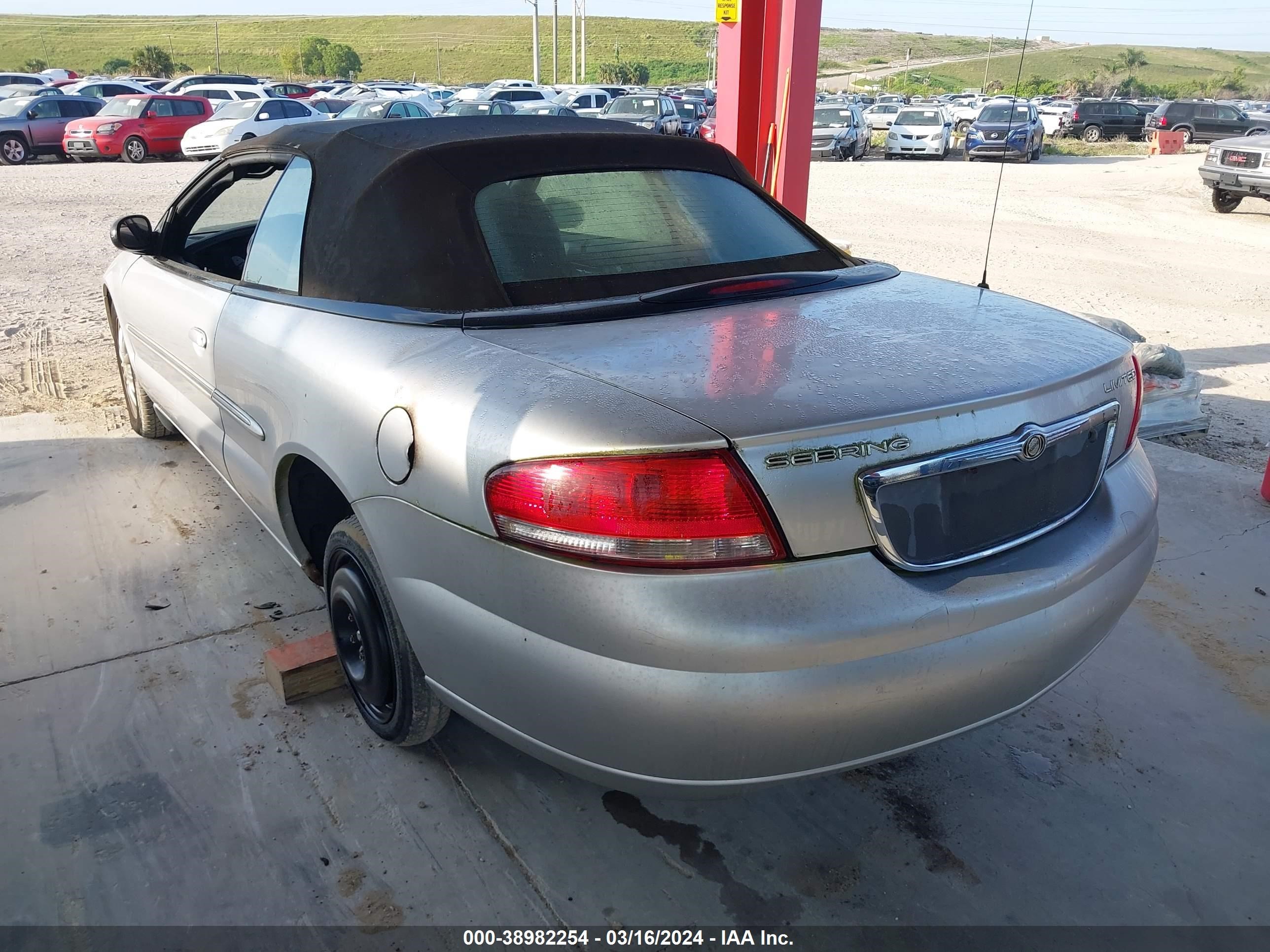 Photo 2 VIN: 1C3EL65R42N256384 - CHRYSLER SEBRING 