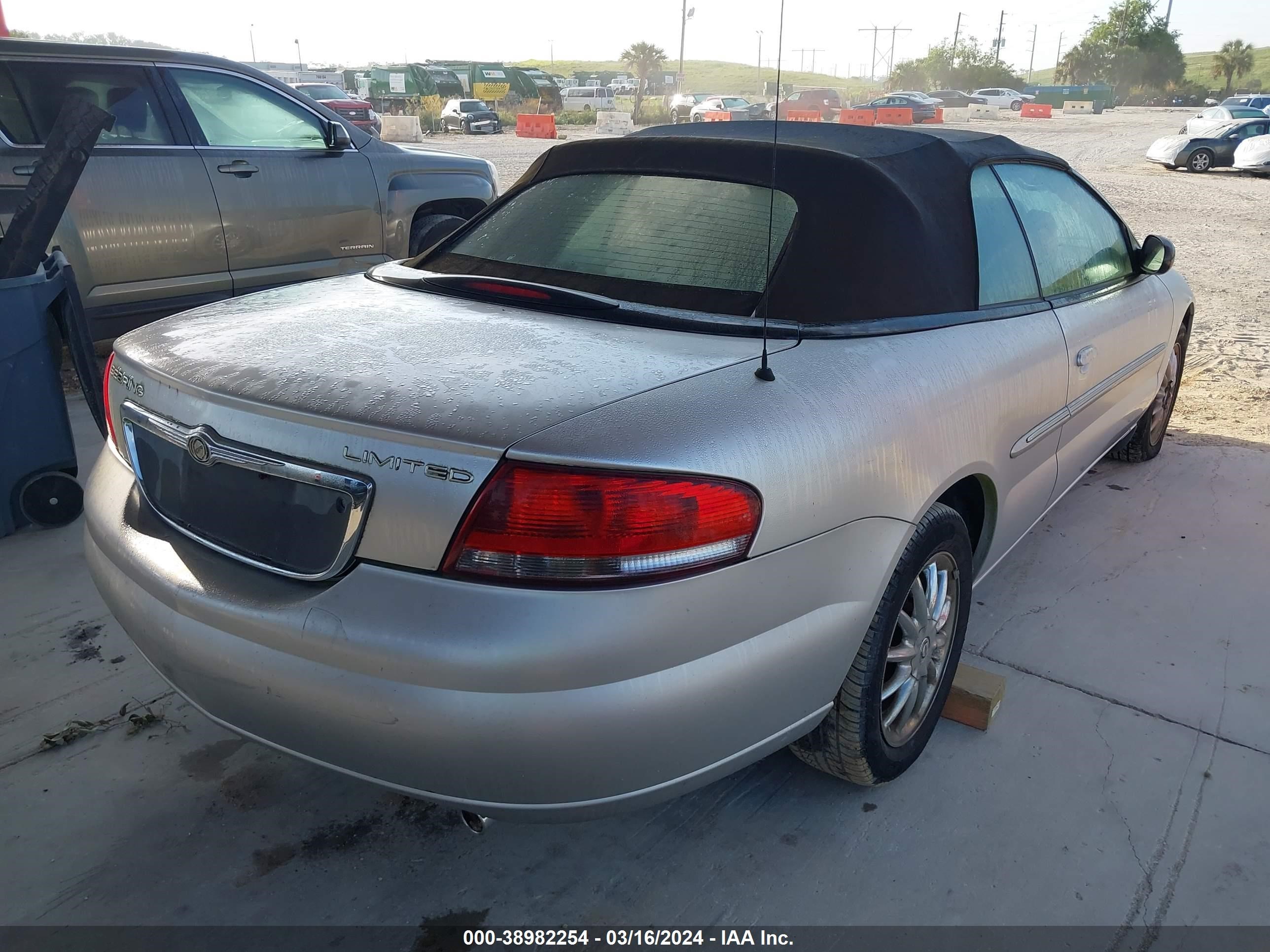 Photo 3 VIN: 1C3EL65R42N256384 - CHRYSLER SEBRING 