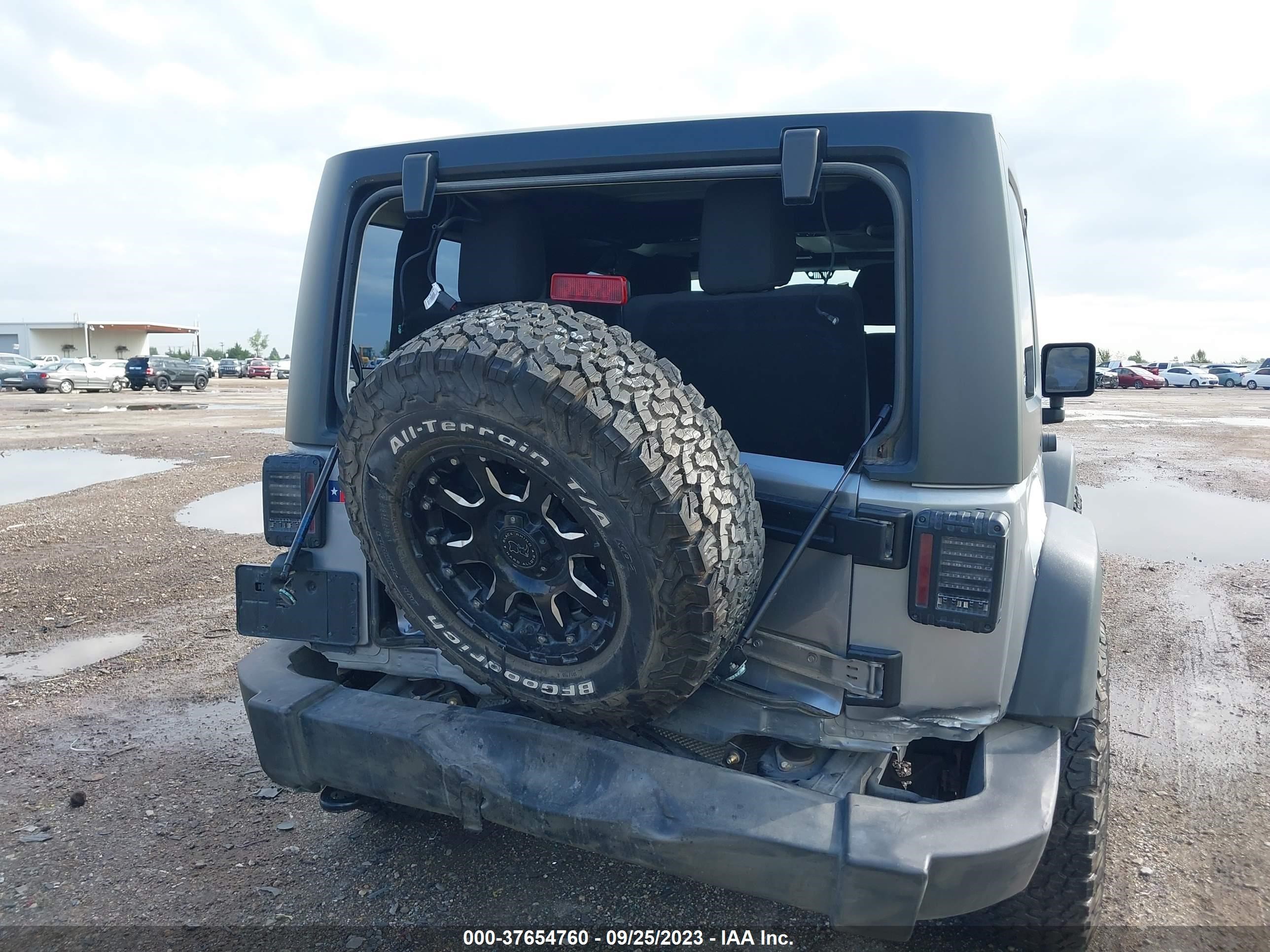 Photo 15 VIN: 1C4AJWAG2GL333129 - JEEP WRANGLER 