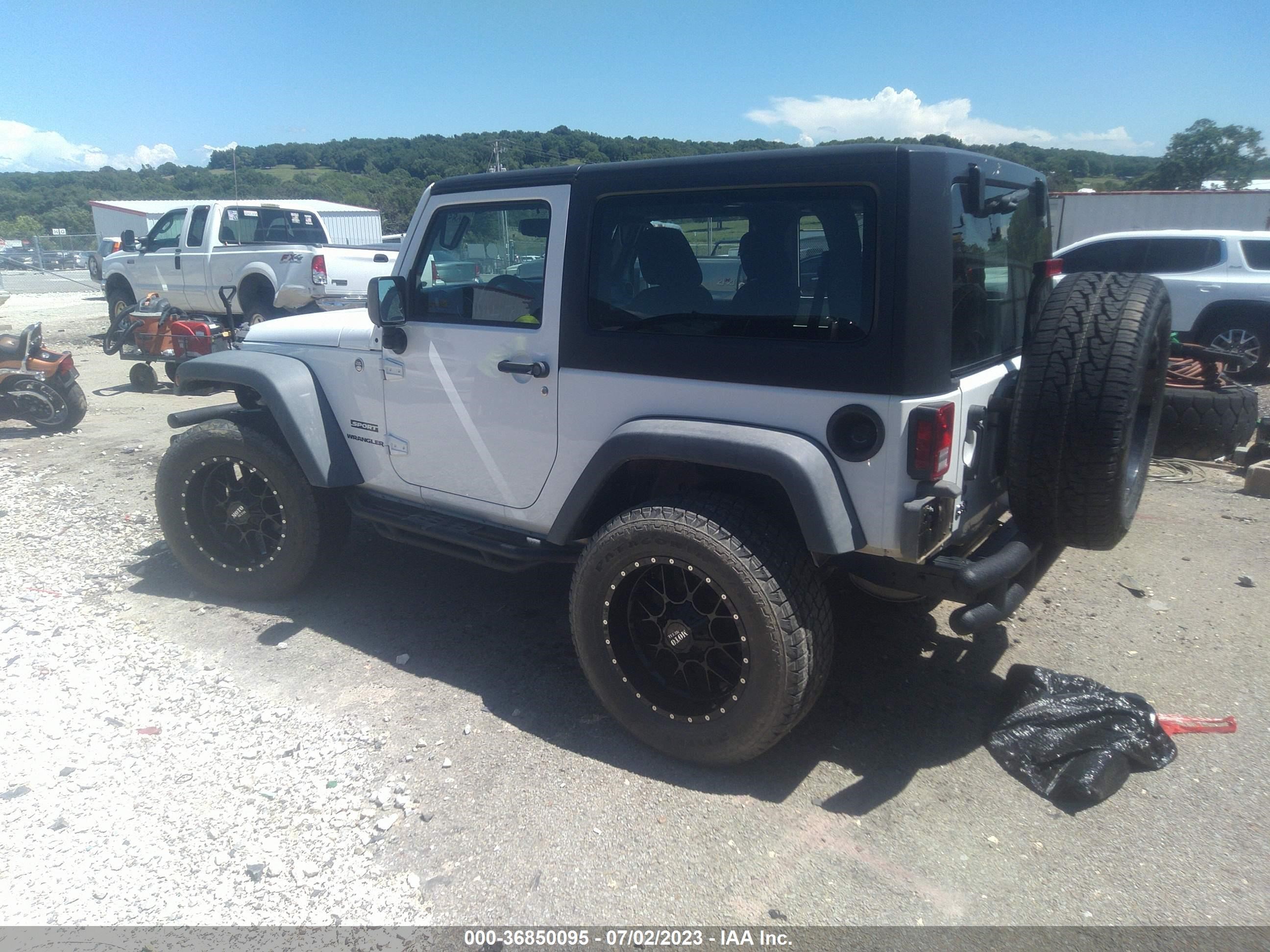 Photo 2 VIN: 1C4AJWAG9DL639398 - JEEP WRANGLER 