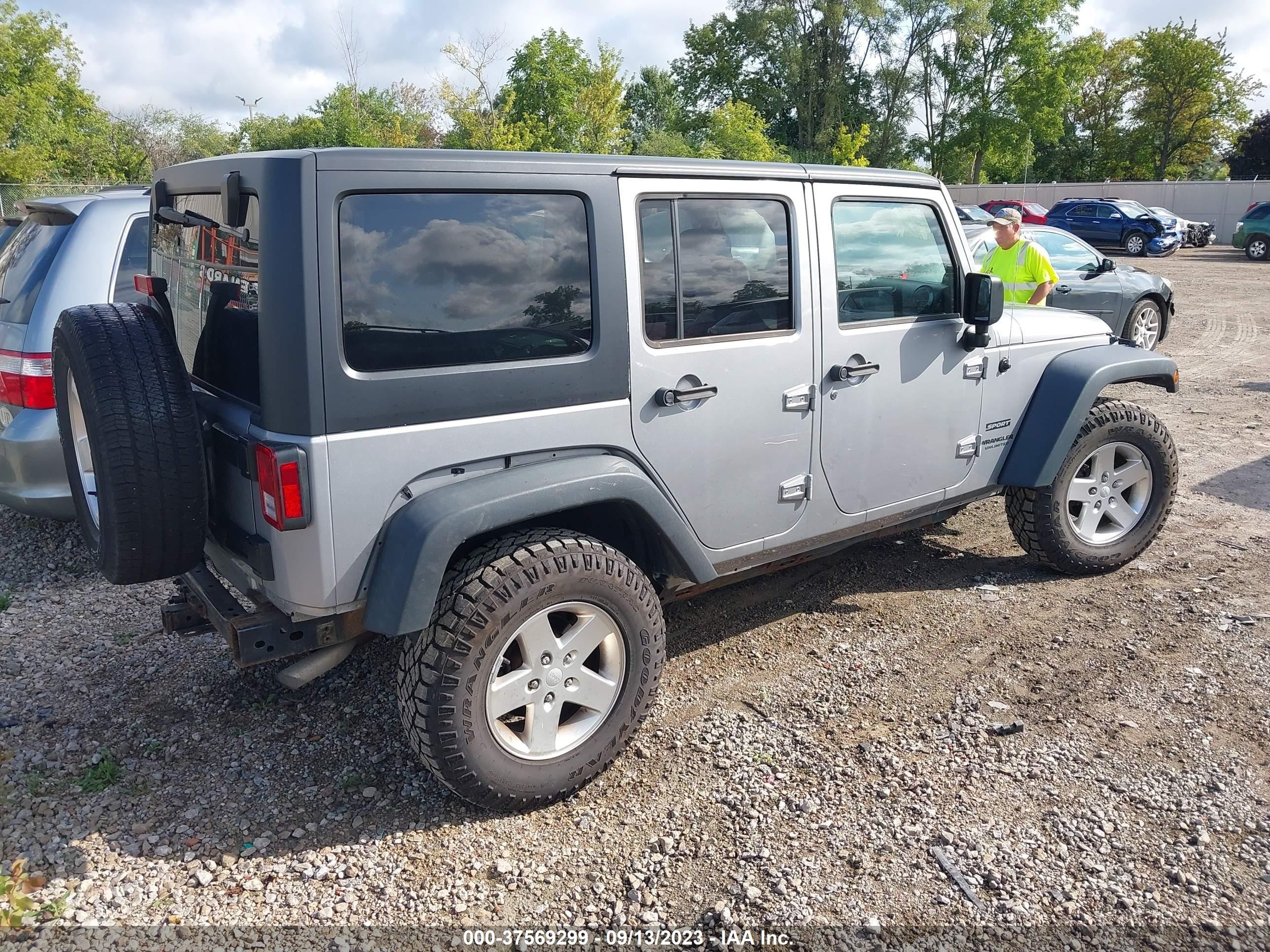 Photo 3 VIN: 1C4BJWDG9DL634573 - JEEP WRANGLER 