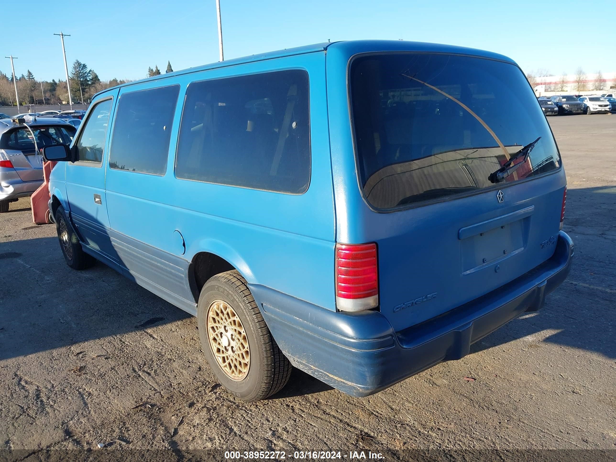 Photo 2 VIN: 1C4GH54LXSX545528 - CHRYSLER TOWN & COUNTRY 