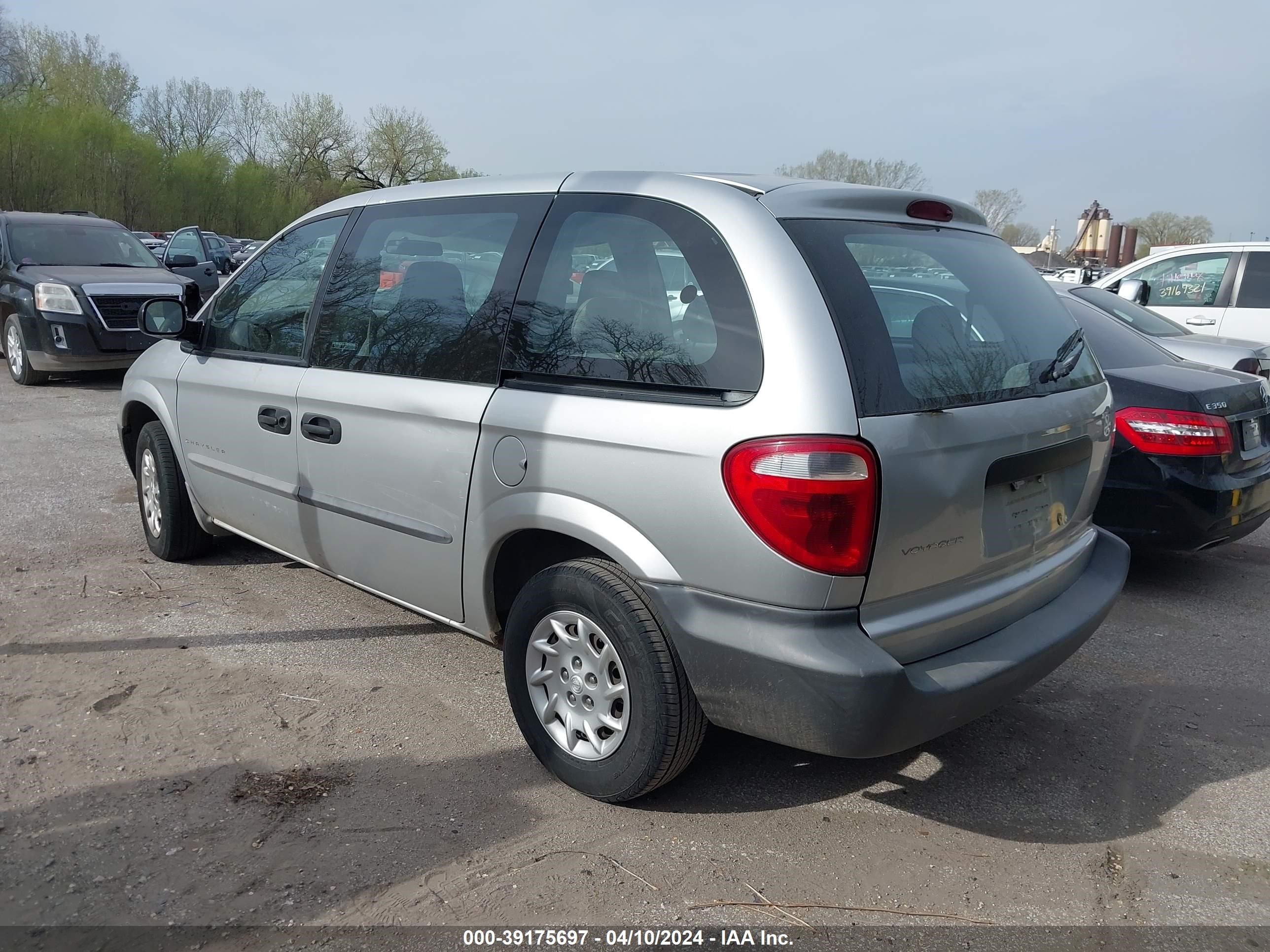 Photo 2 VIN: 1C4GJ25B81B120829 - CHRYSLER VOYAGER 