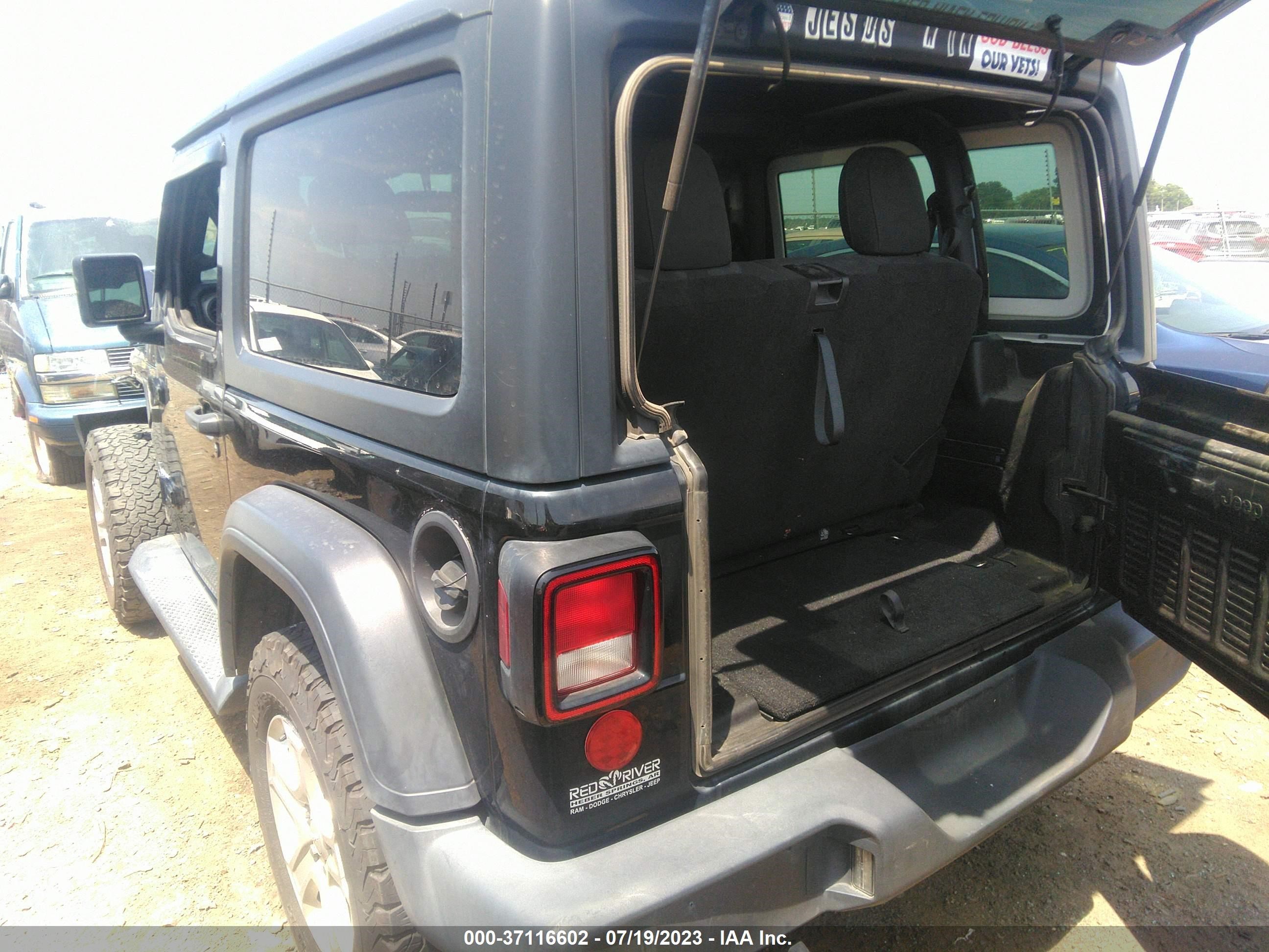 Photo 2 VIN: 1C4GJXAG4JW276602 - JEEP WRANGLER 