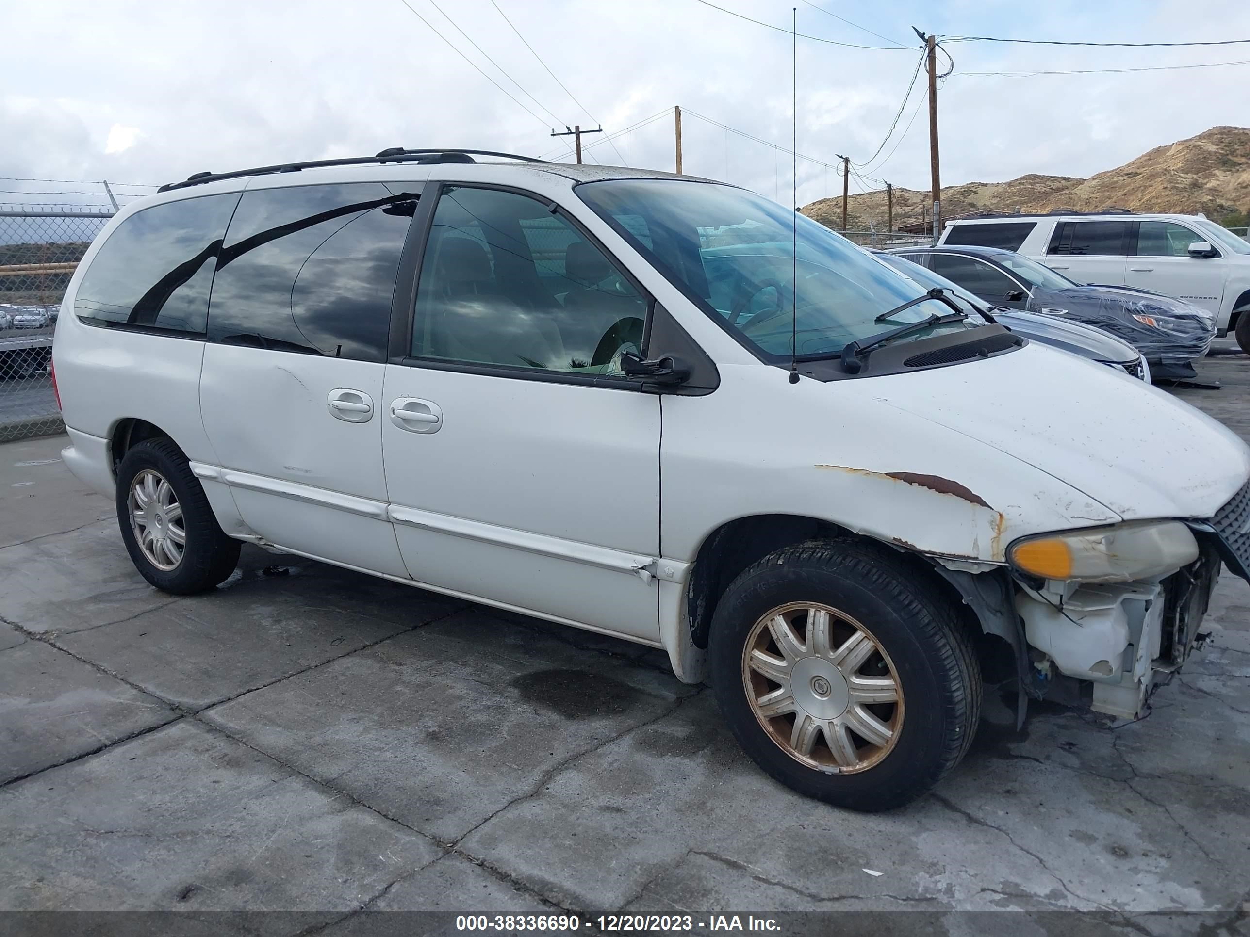 Photo 0 VIN: 1C4GP44R9YB584327 - CHRYSLER TOWN & COUNTRY 