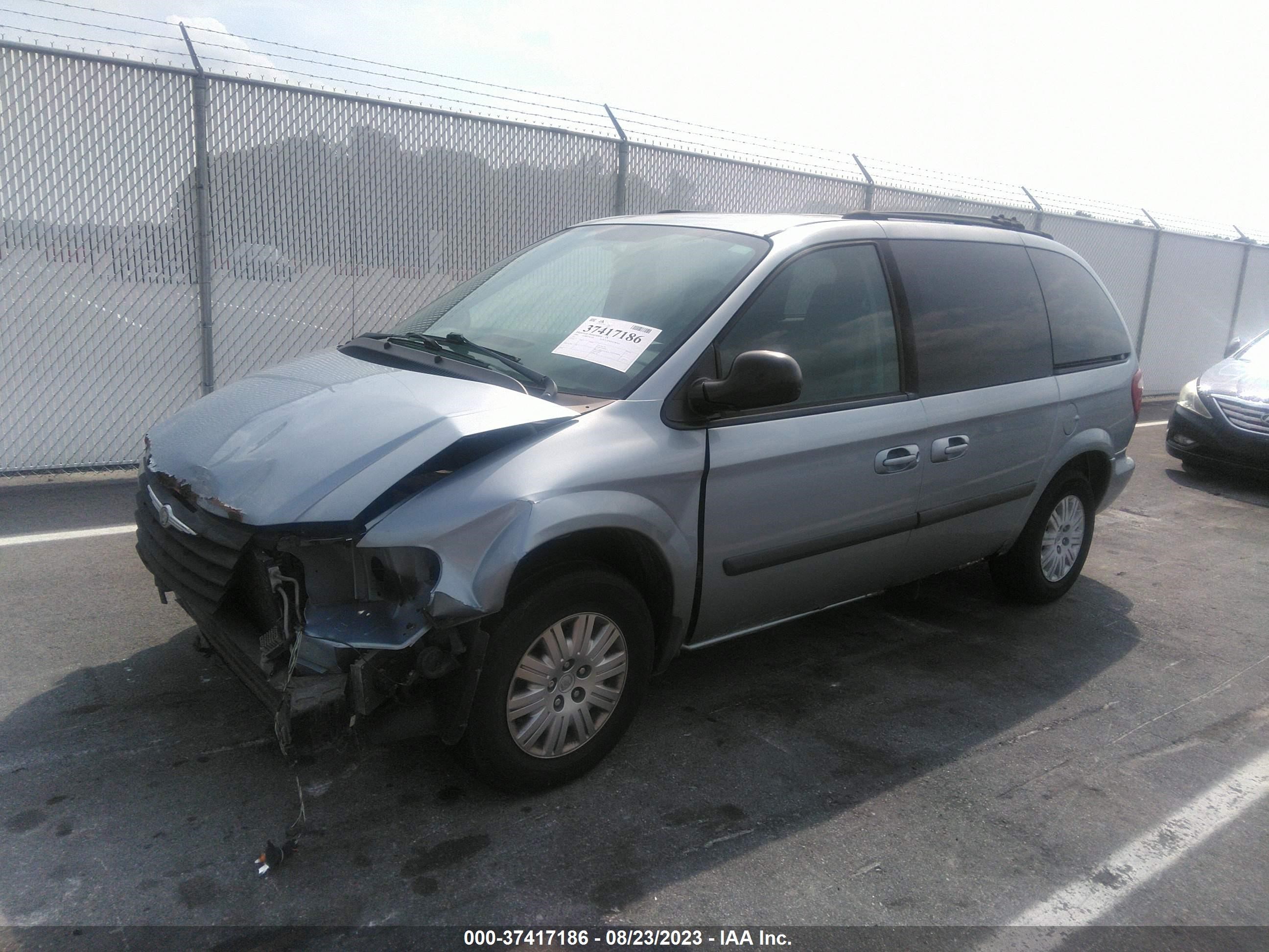 Photo 1 VIN: 1C4GP45R05B263156 - CHRYSLER TOWN & COUNTRY 