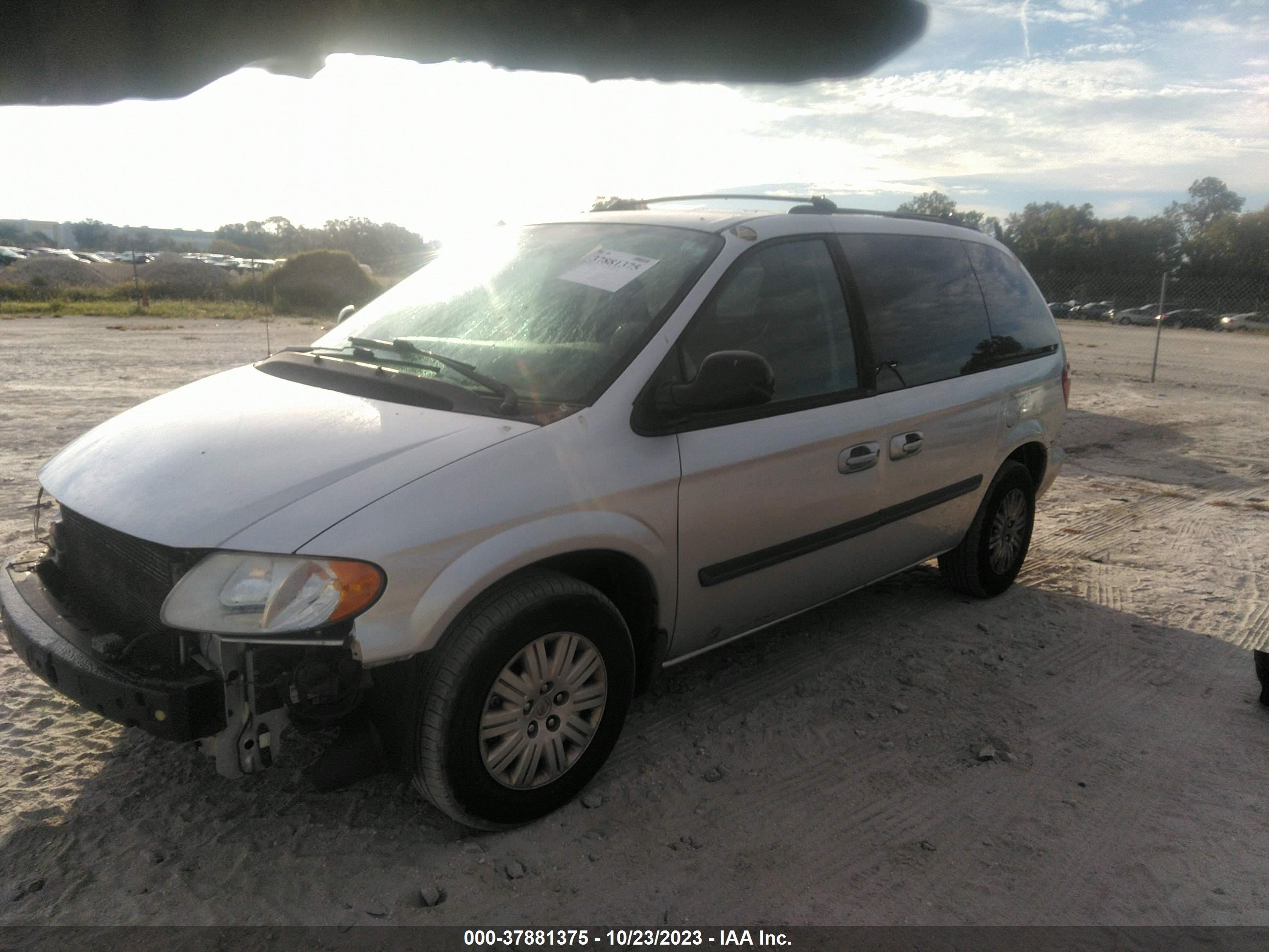 Photo 1 VIN: 1C4GP45R25B263353 - CHRYSLER TOWN & COUNTRY 