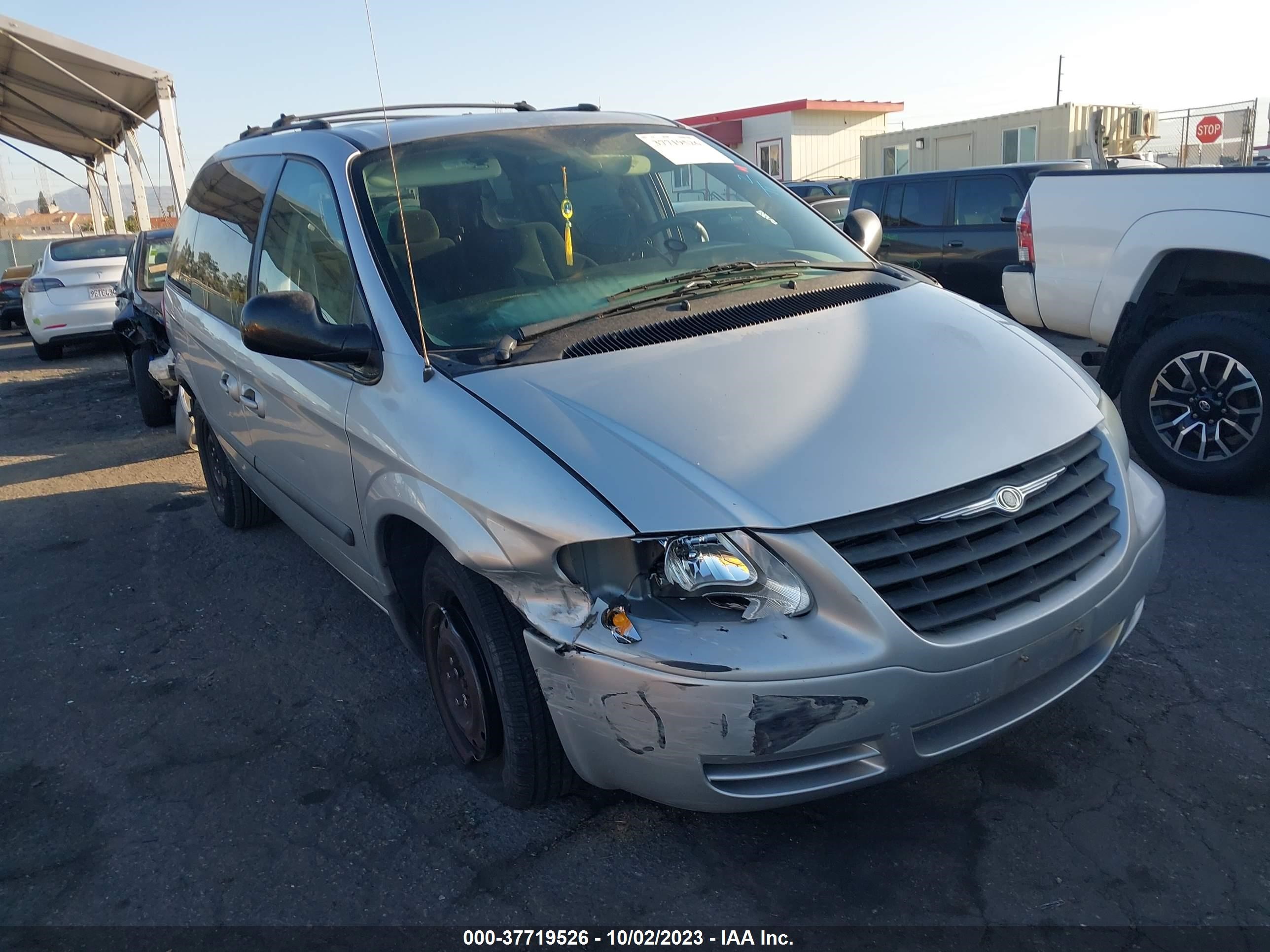 Photo 0 VIN: 1C4GP45R35B318831 - CHRYSLER TOWN & COUNTRY 