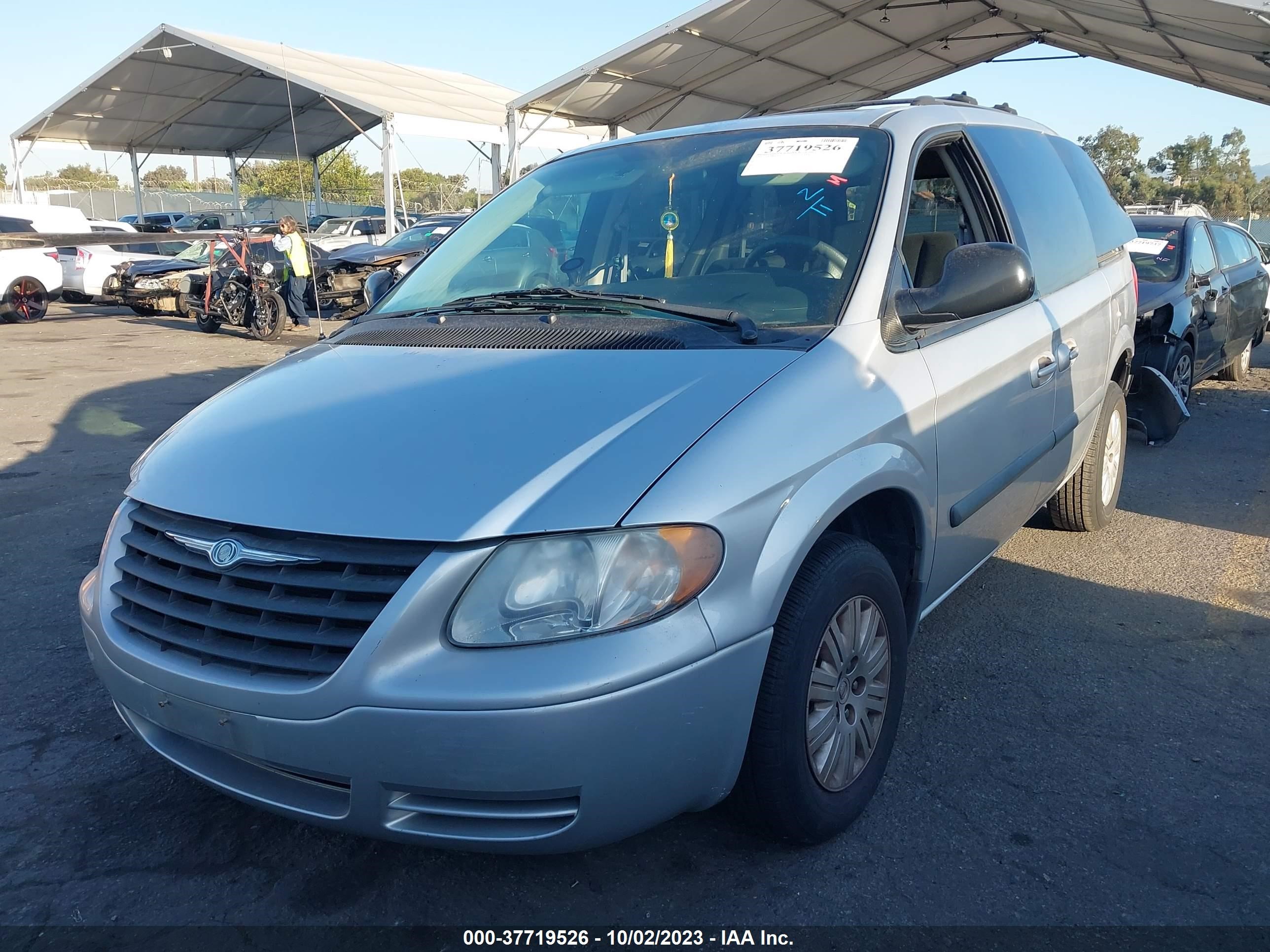 Photo 1 VIN: 1C4GP45R35B318831 - CHRYSLER TOWN & COUNTRY 