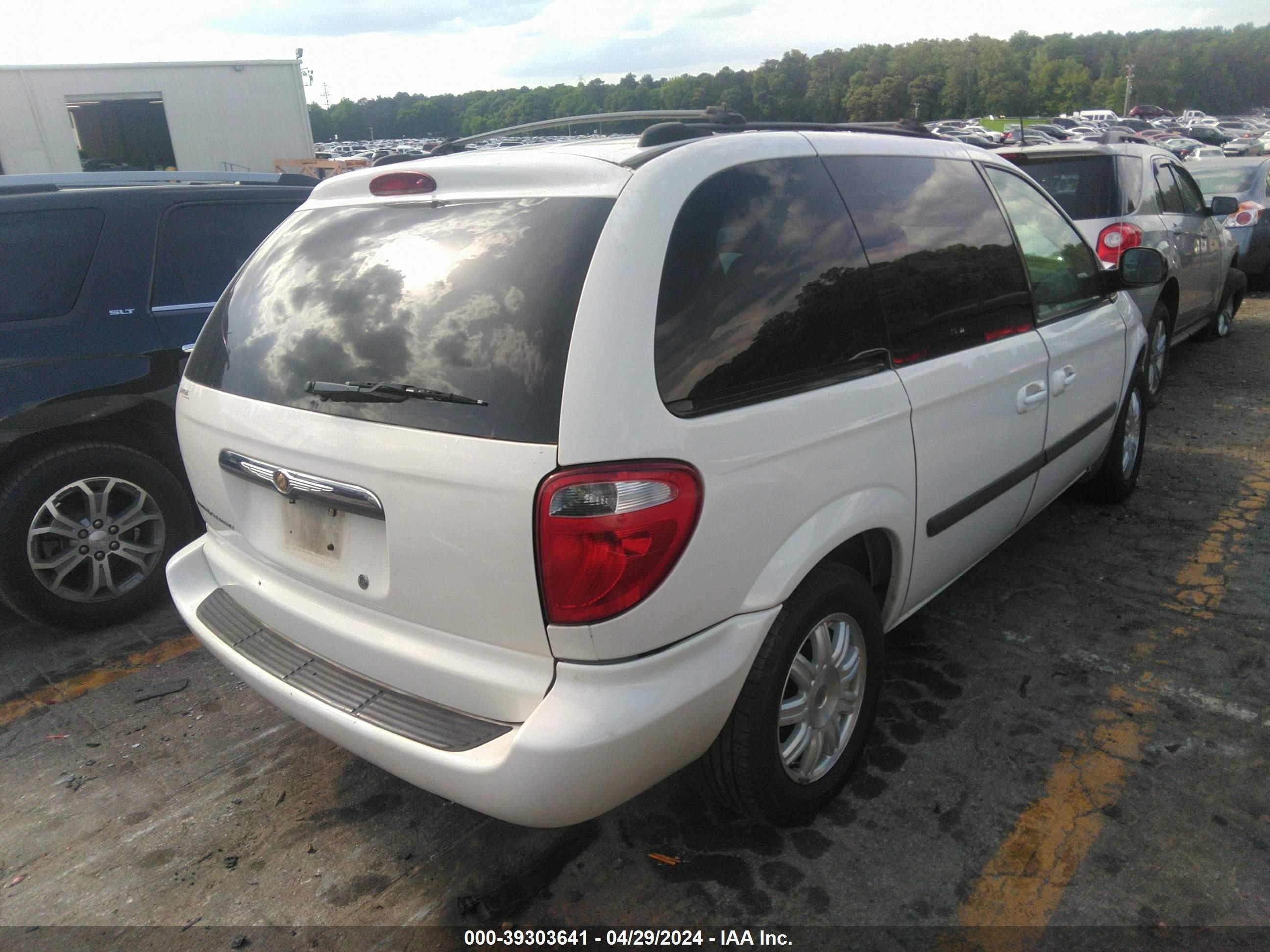 Photo 3 VIN: 1C4GP45R75B399719 - CHRYSLER TOWN & COUNTRY 