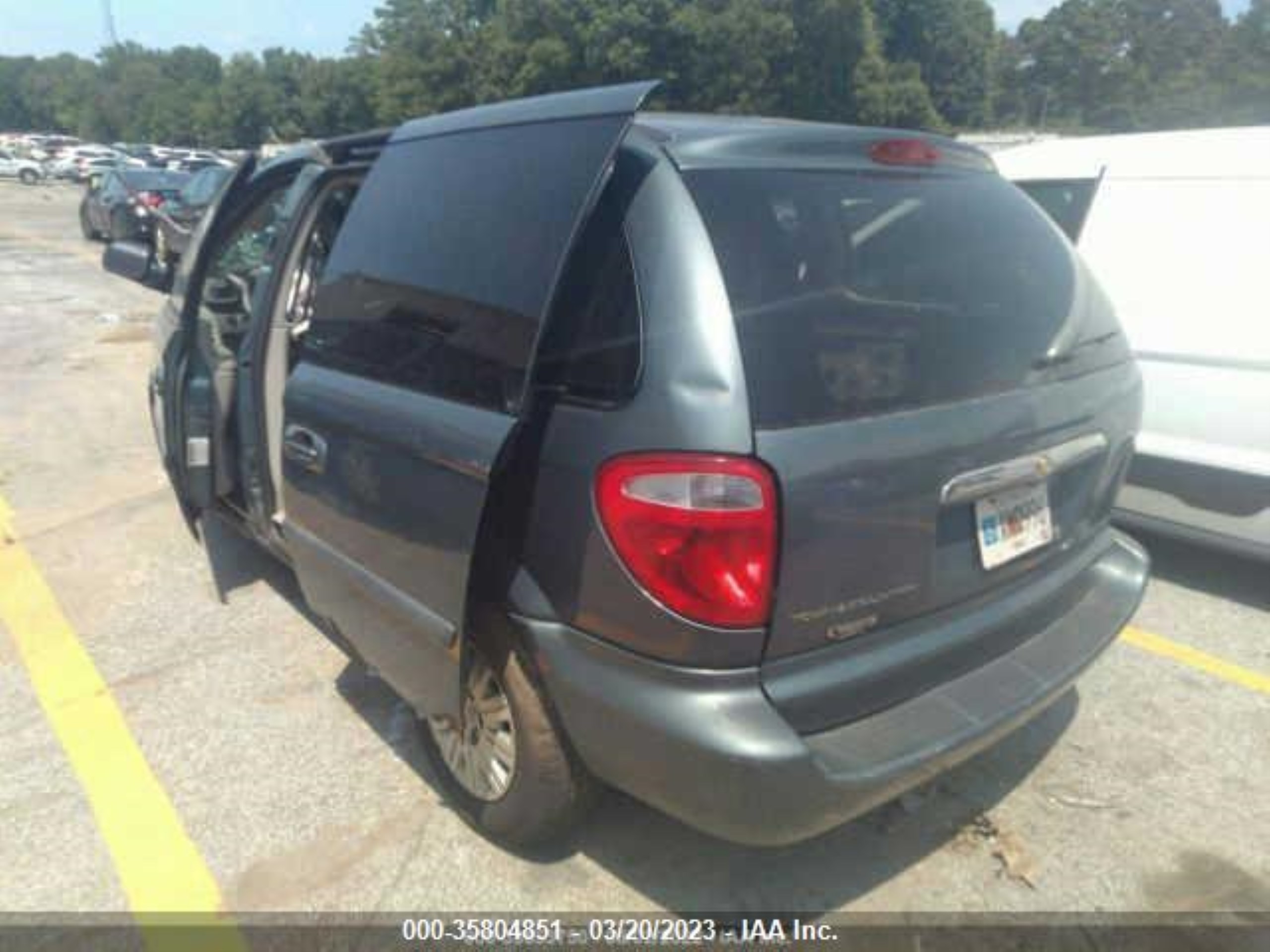 Photo 2 VIN: 1C4GP45R85B437426 - CHRYSLER TOWN & COUNTRY 