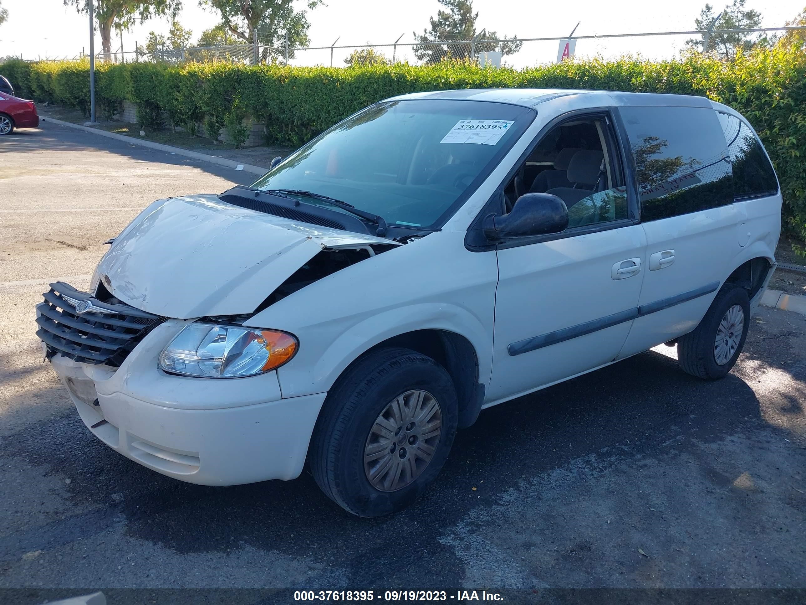 Photo 1 VIN: 1C4GP45R85B440472 - CHRYSLER TOWN & COUNTRY 