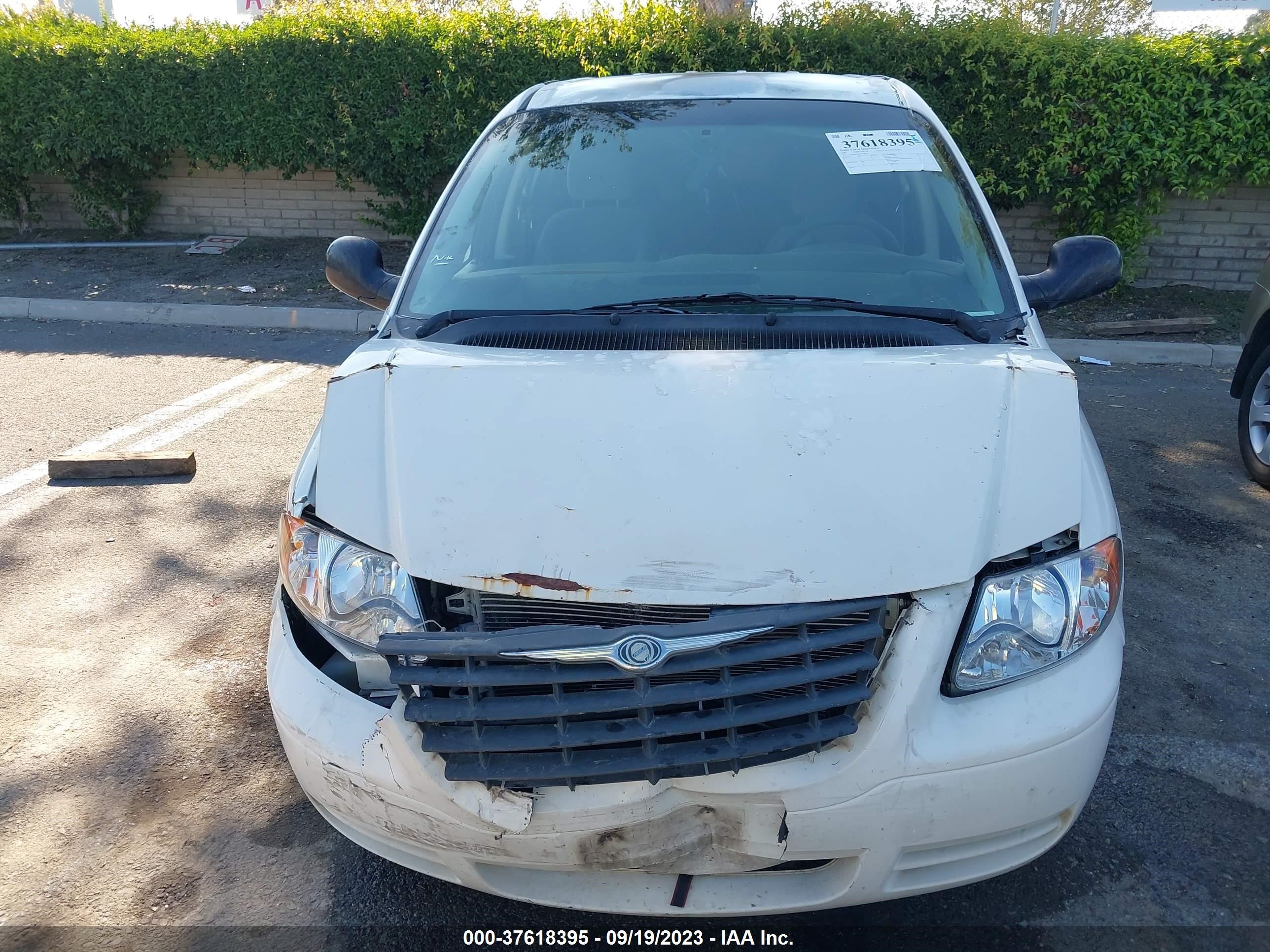 Photo 12 VIN: 1C4GP45R85B440472 - CHRYSLER TOWN & COUNTRY 