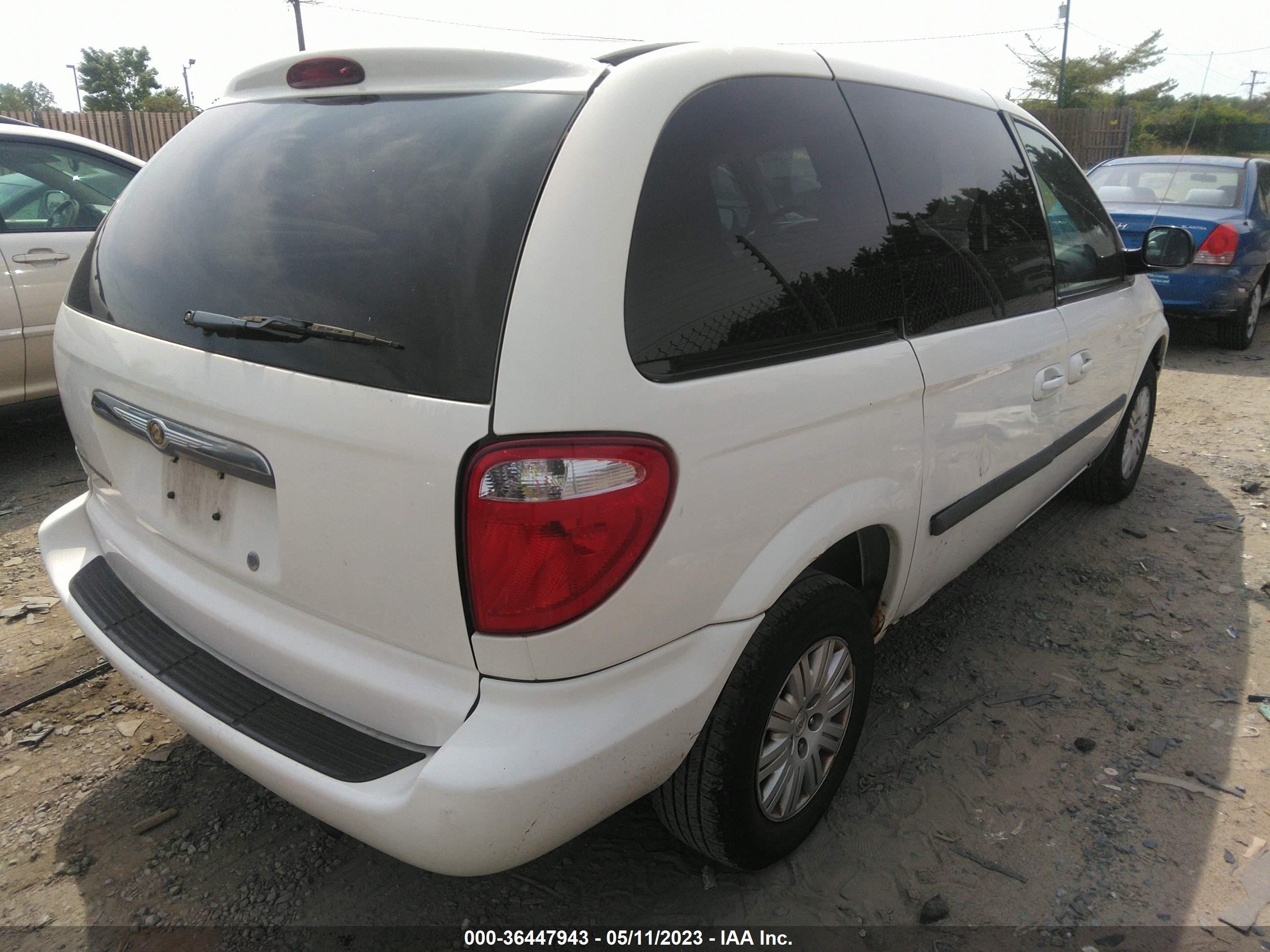 Photo 3 VIN: 1C4GP45RX5B348621 - CHRYSLER TOWN & COUNTRY 