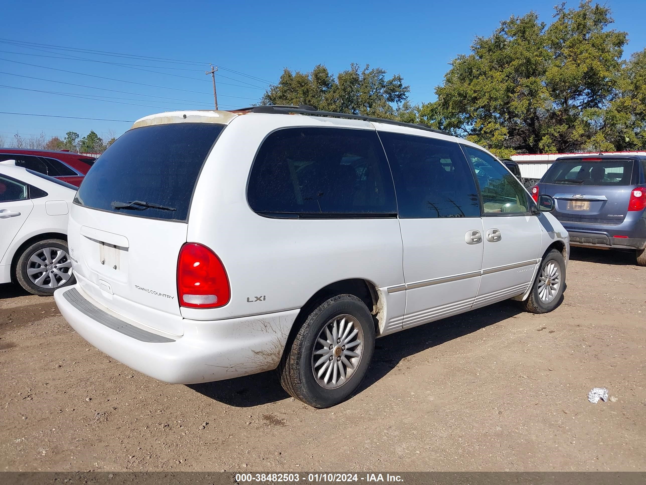 Photo 3 VIN: 1C4GP54L2YB633143 - CHRYSLER TOWN & COUNTRY 