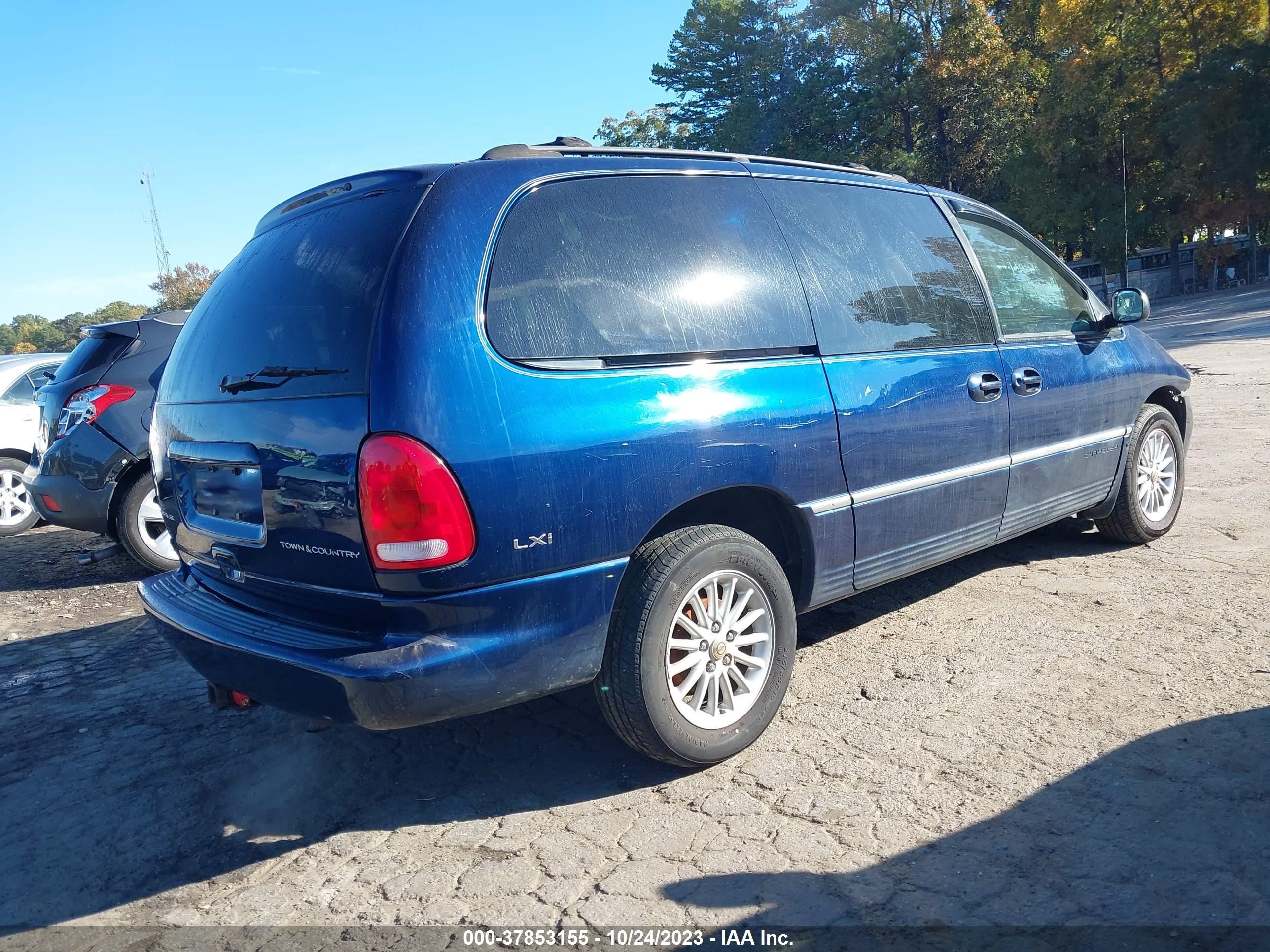 Photo 3 VIN: 1C4GP54L5YB667741 - CHRYSLER TOWN & COUNTRY 