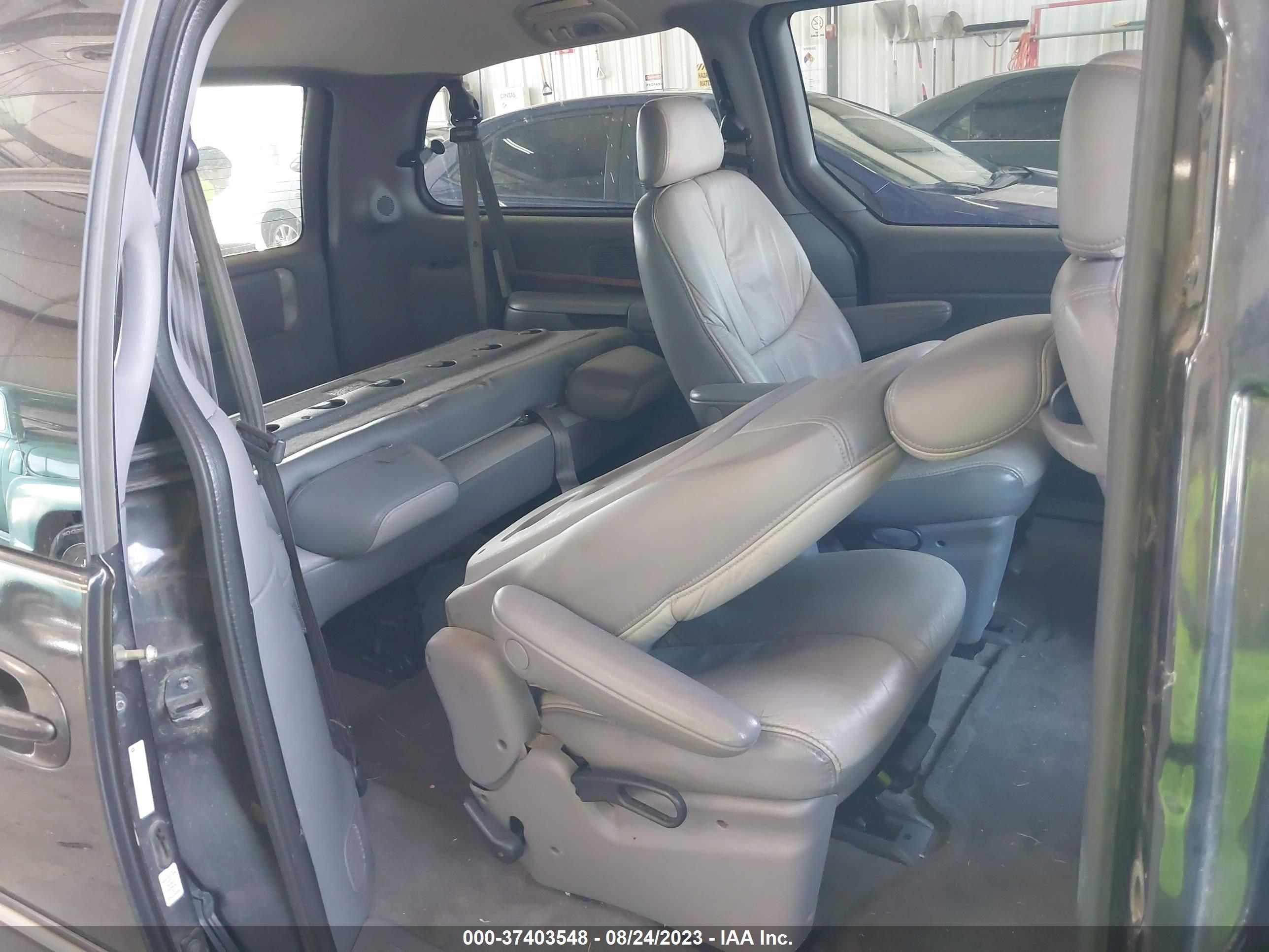 Photo 7 VIN: 1C4GP64L6WB662762 - CHRYSLER TOWN & COUNTRY 