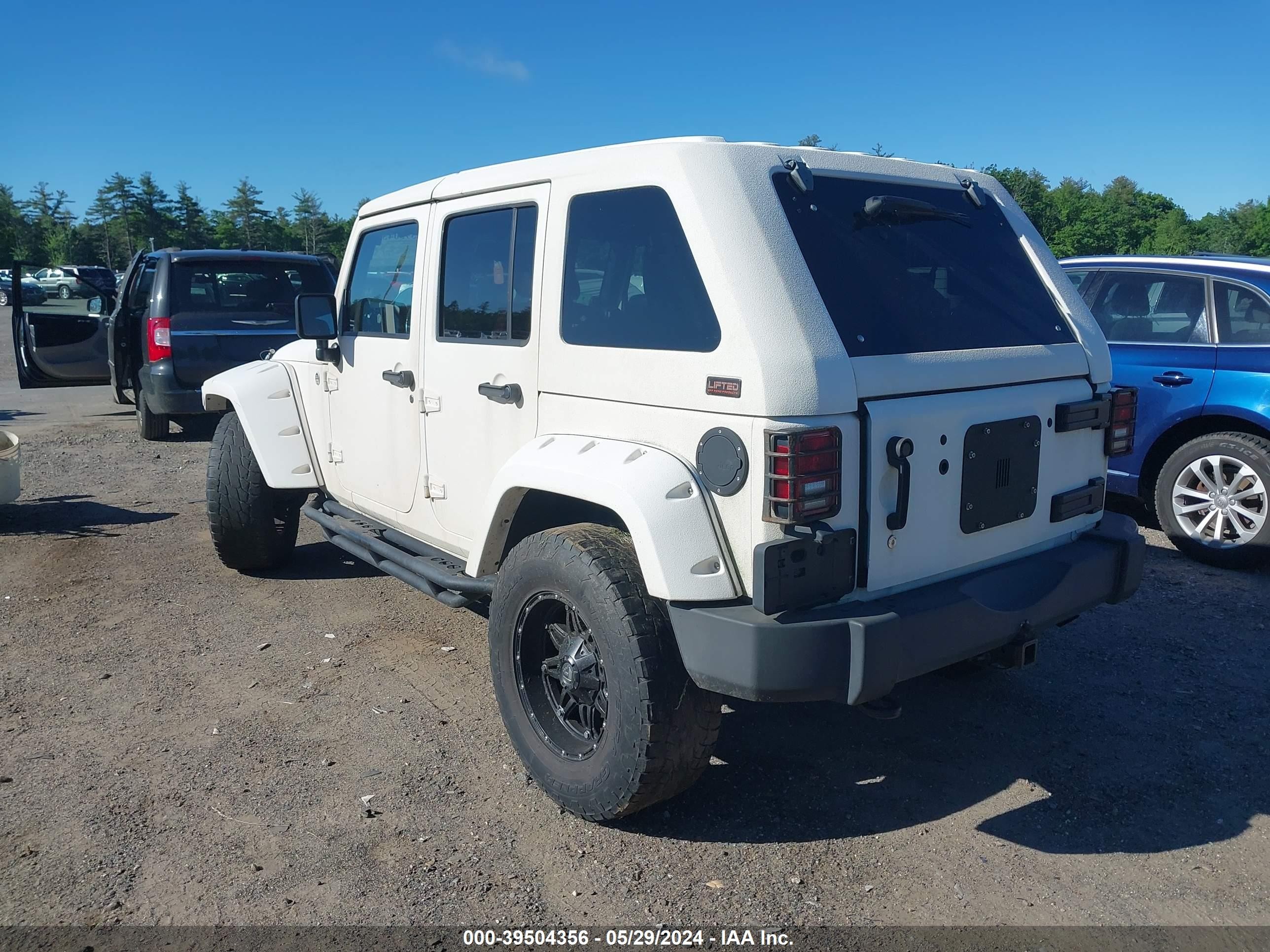 Photo 2 VIN: 1C4HJWDG8DL636227 - JEEP WRANGLER 