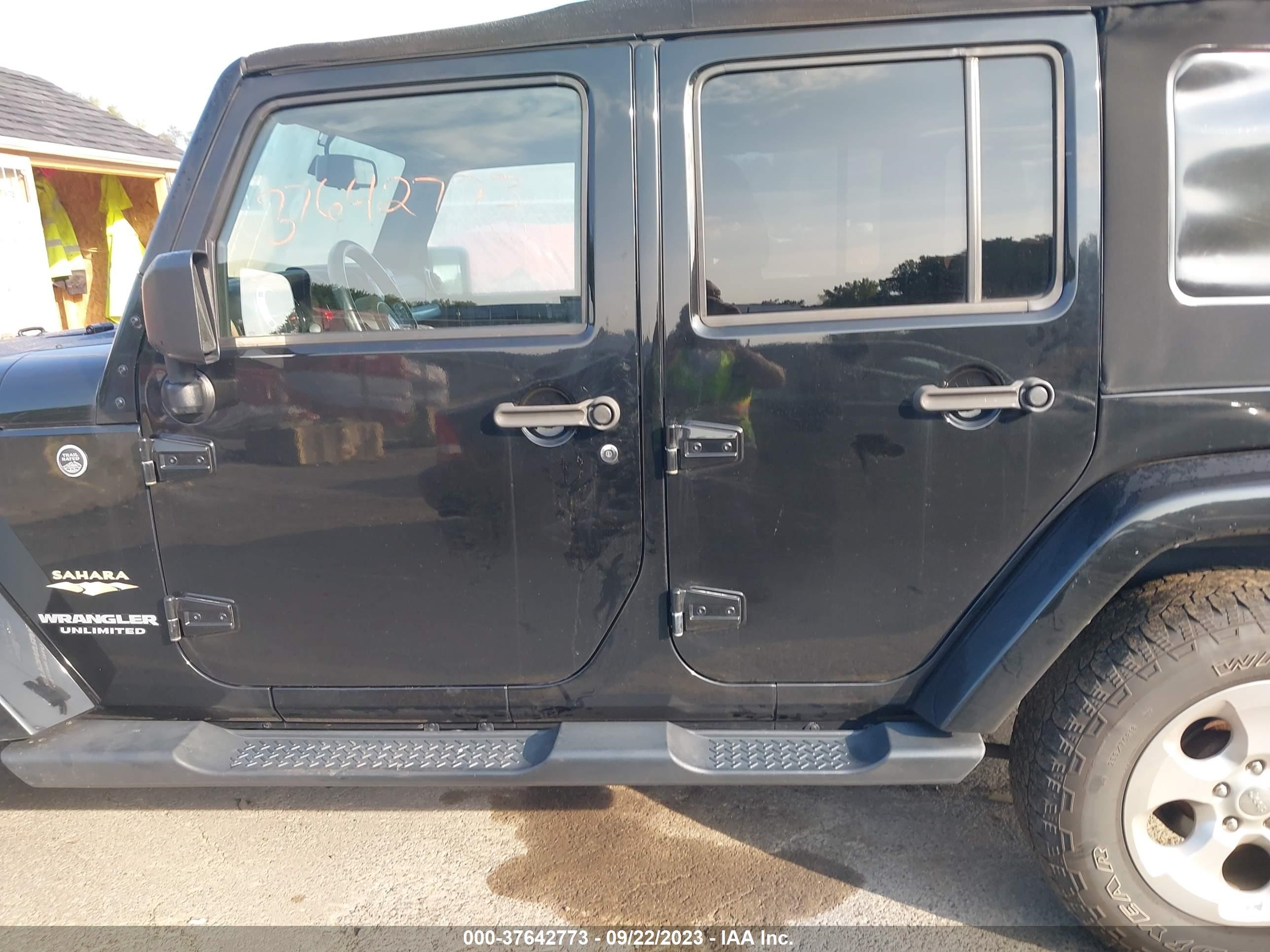 Photo 13 VIN: 1C4HJWEG2EL319155 - JEEP WRANGLER 