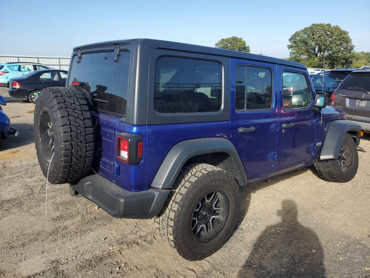 Photo 2 VIN: 1C4HJXDG1JW185626 - JEEP WRANGLER 