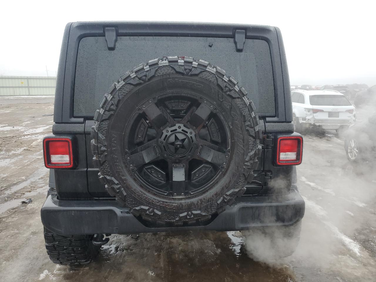 Photo 5 VIN: 1C4HJXDG1JW204532 - JEEP WRANGLER 