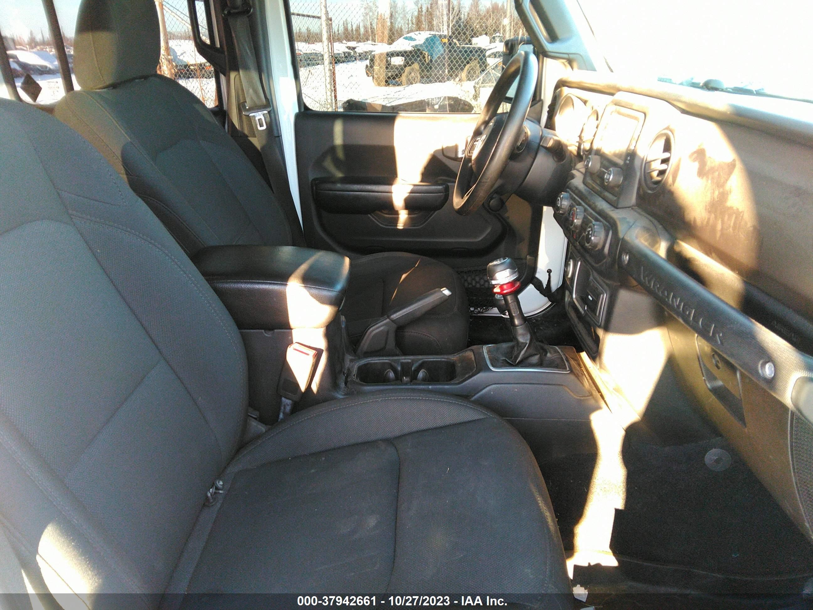 Photo 4 VIN: 1C4HJXDG2JW211506 - JEEP WRANGLER 