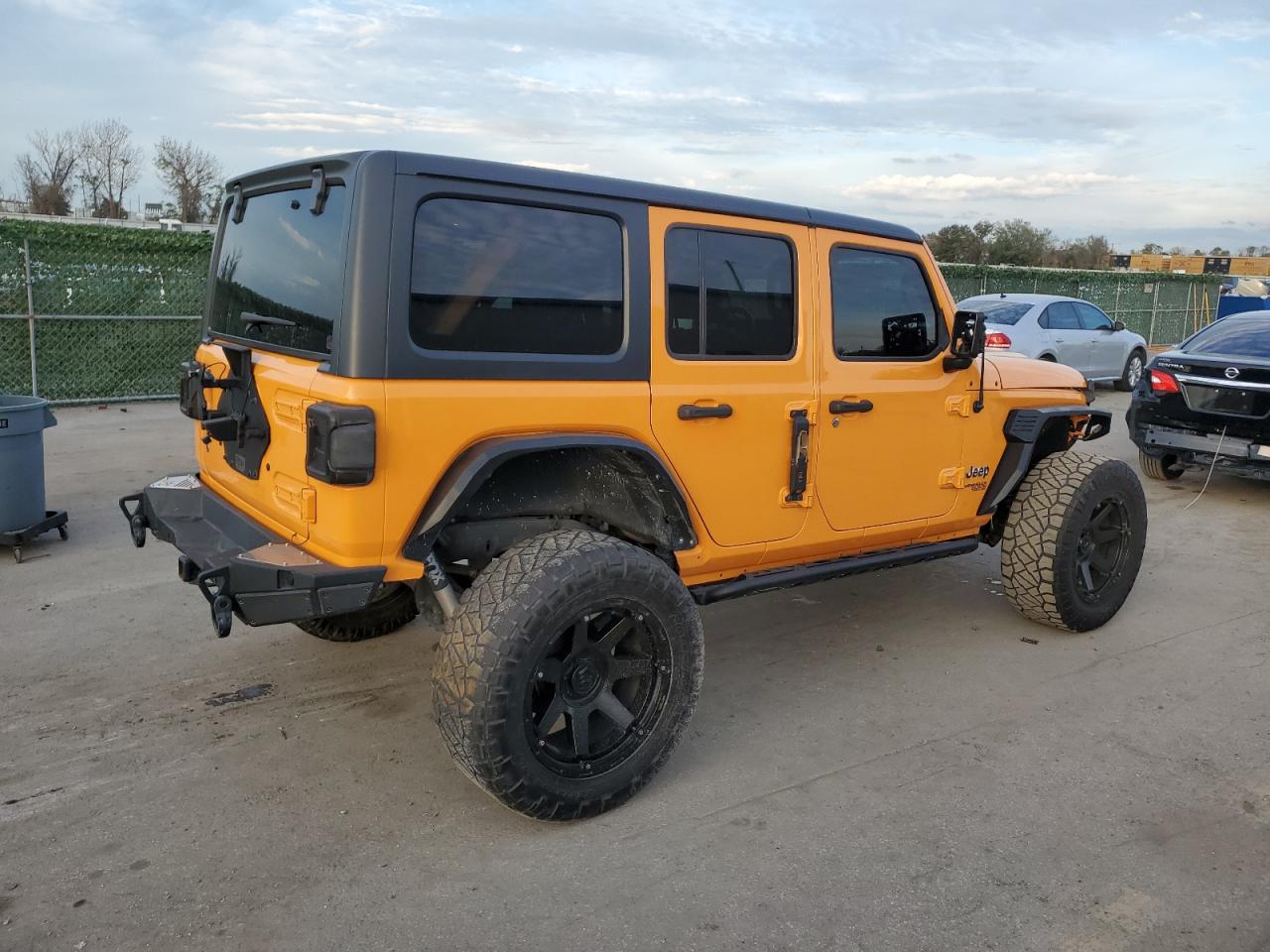 Photo 2 VIN: 1C4HJXDG5JW144657 - JEEP WRANGLER 