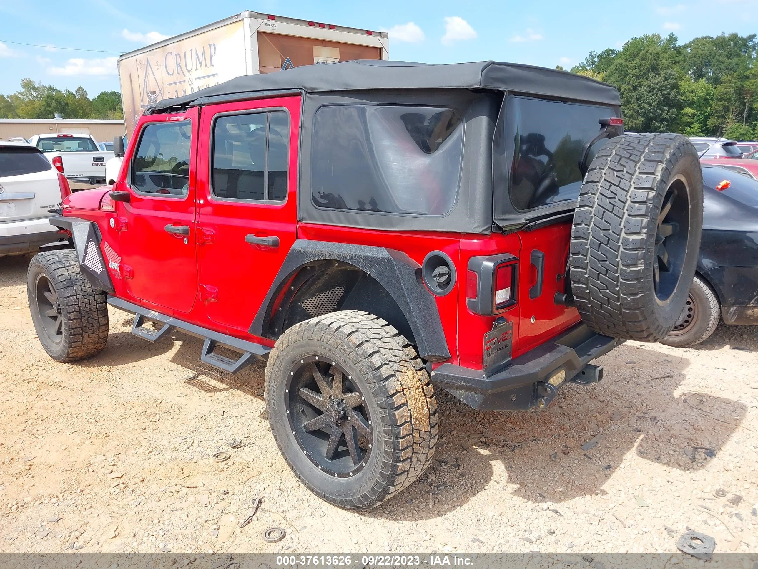 Photo 2 VIN: 1C4HJXDG7JW303680 - JEEP WRANGLER 