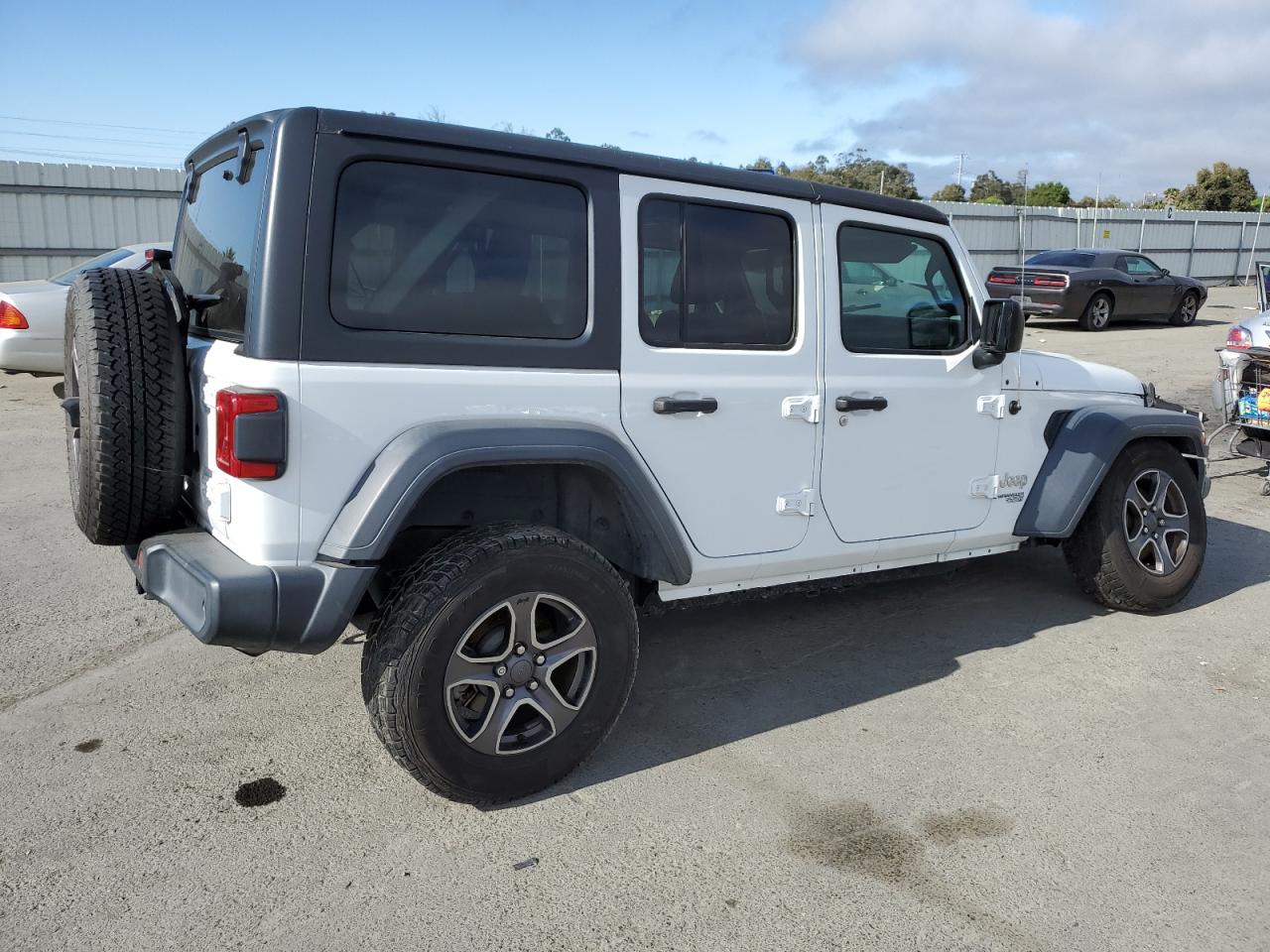 Photo 2 VIN: 1C4HJXDG8JW126640 - JEEP WRANGLER 