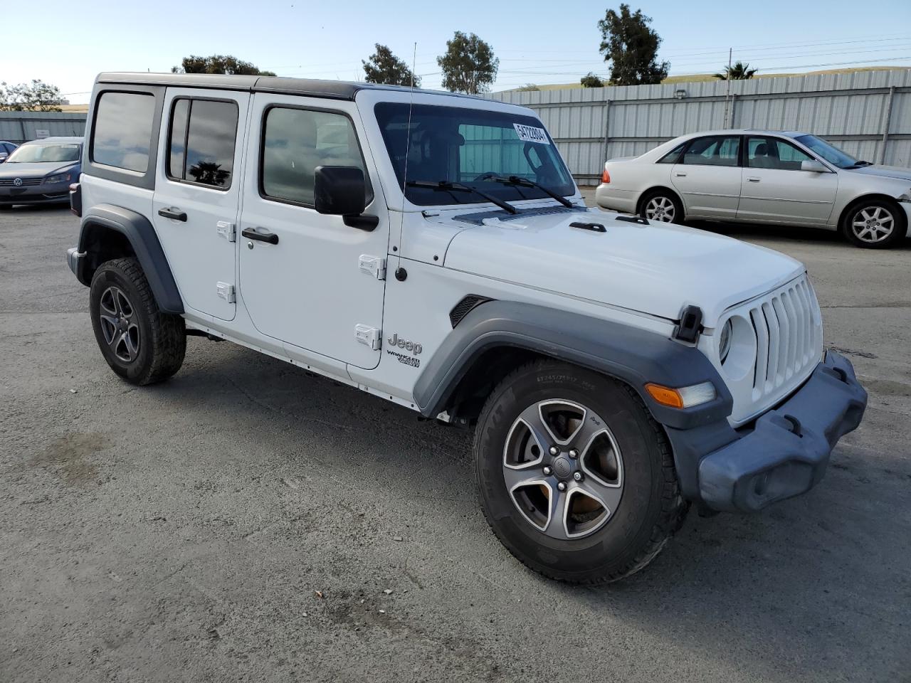 Photo 3 VIN: 1C4HJXDG8JW126640 - JEEP WRANGLER 