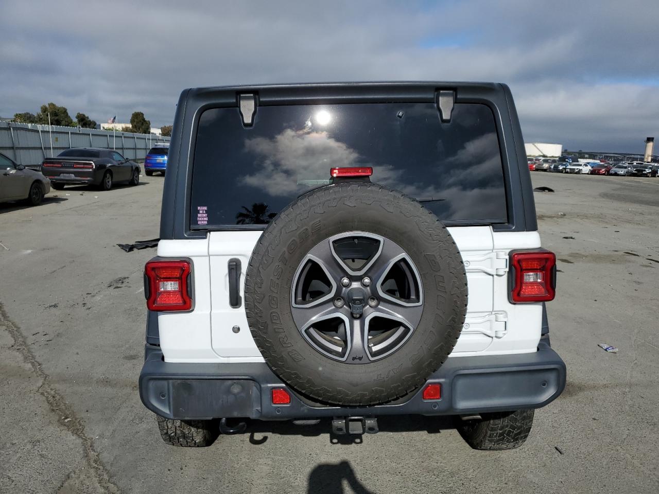 Photo 5 VIN: 1C4HJXDG8JW126640 - JEEP WRANGLER 