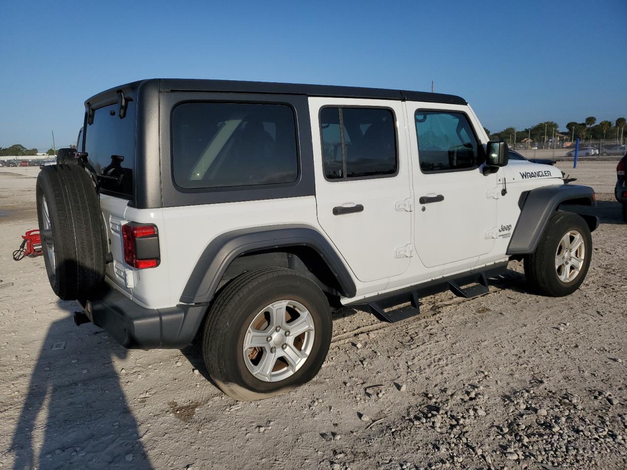 Photo 2 VIN: 1C4HJXDG9JW182327 - JEEP WRANGLER 