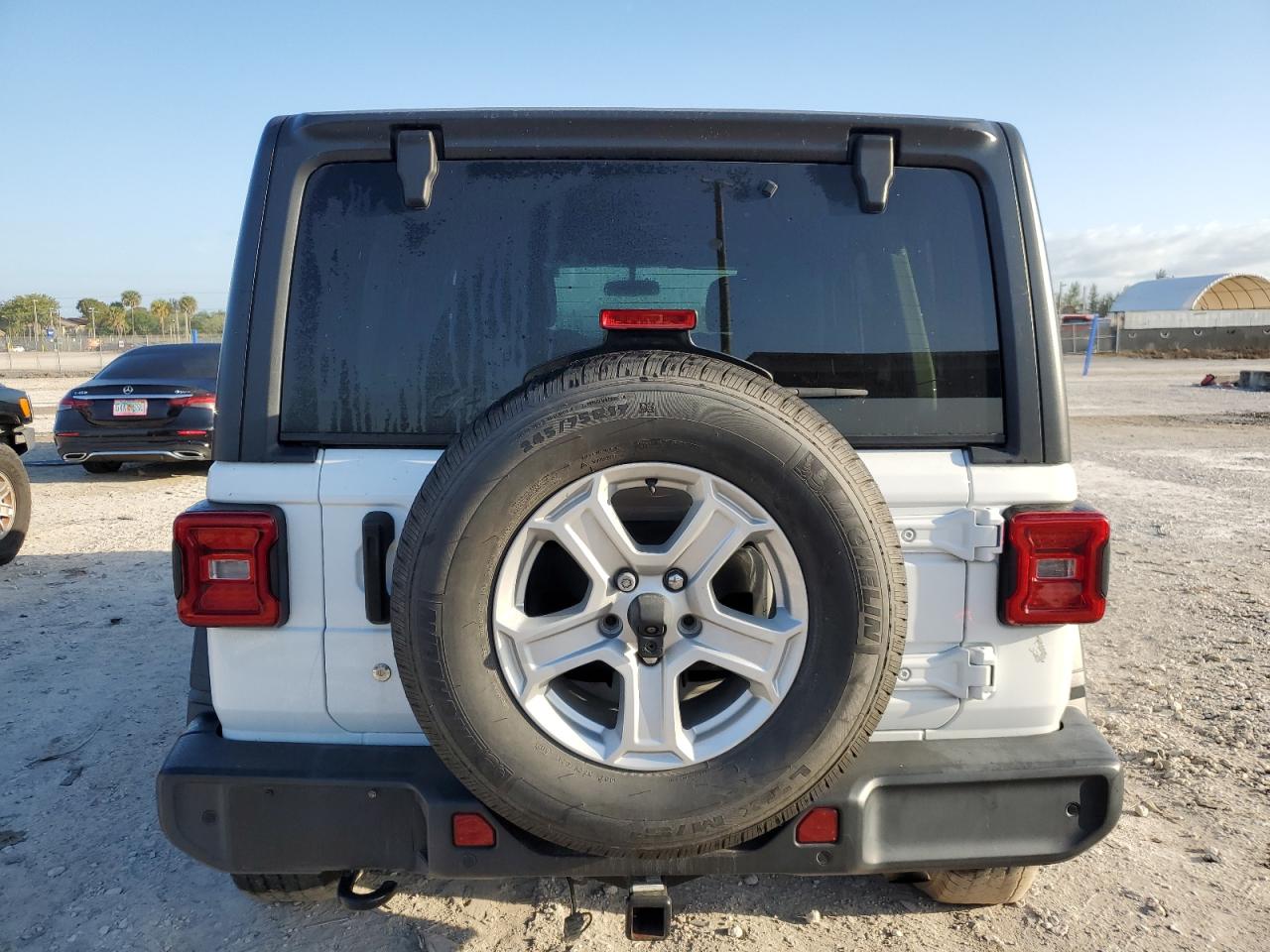 Photo 5 VIN: 1C4HJXDG9JW182327 - JEEP WRANGLER 