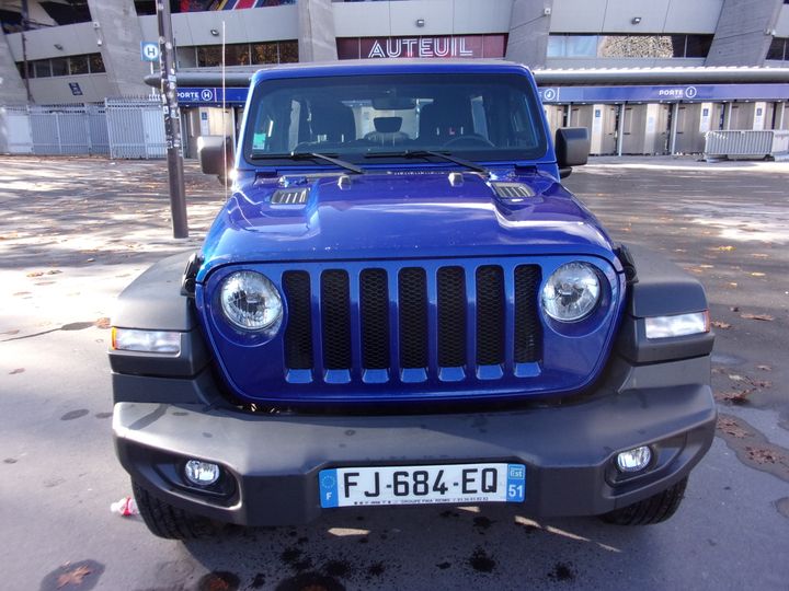 Photo 2 VIN: 1C4HJXDU9JW311835 - JEEP WRANGLER 