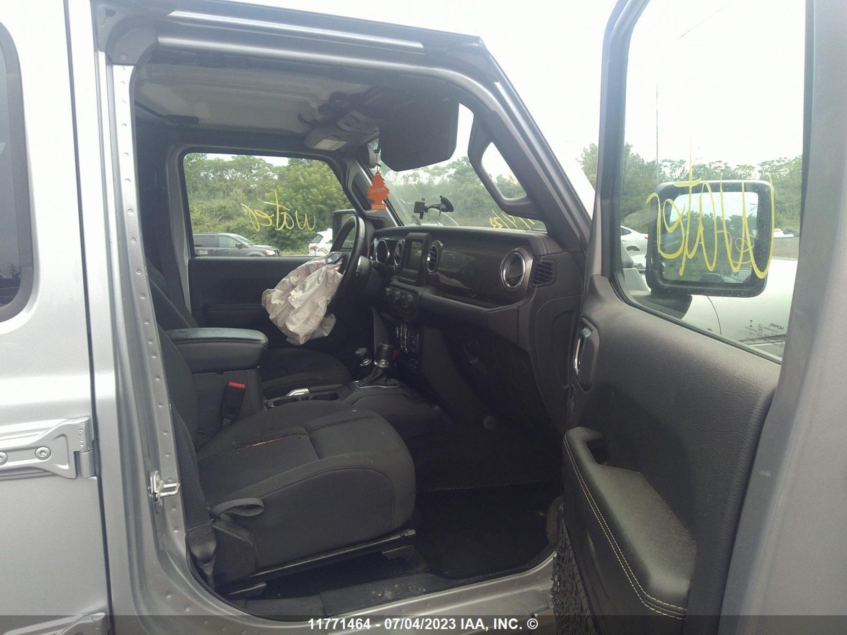 Photo 4 VIN: 1C4HJXEG3JW138130 - JEEP WRANGLER 