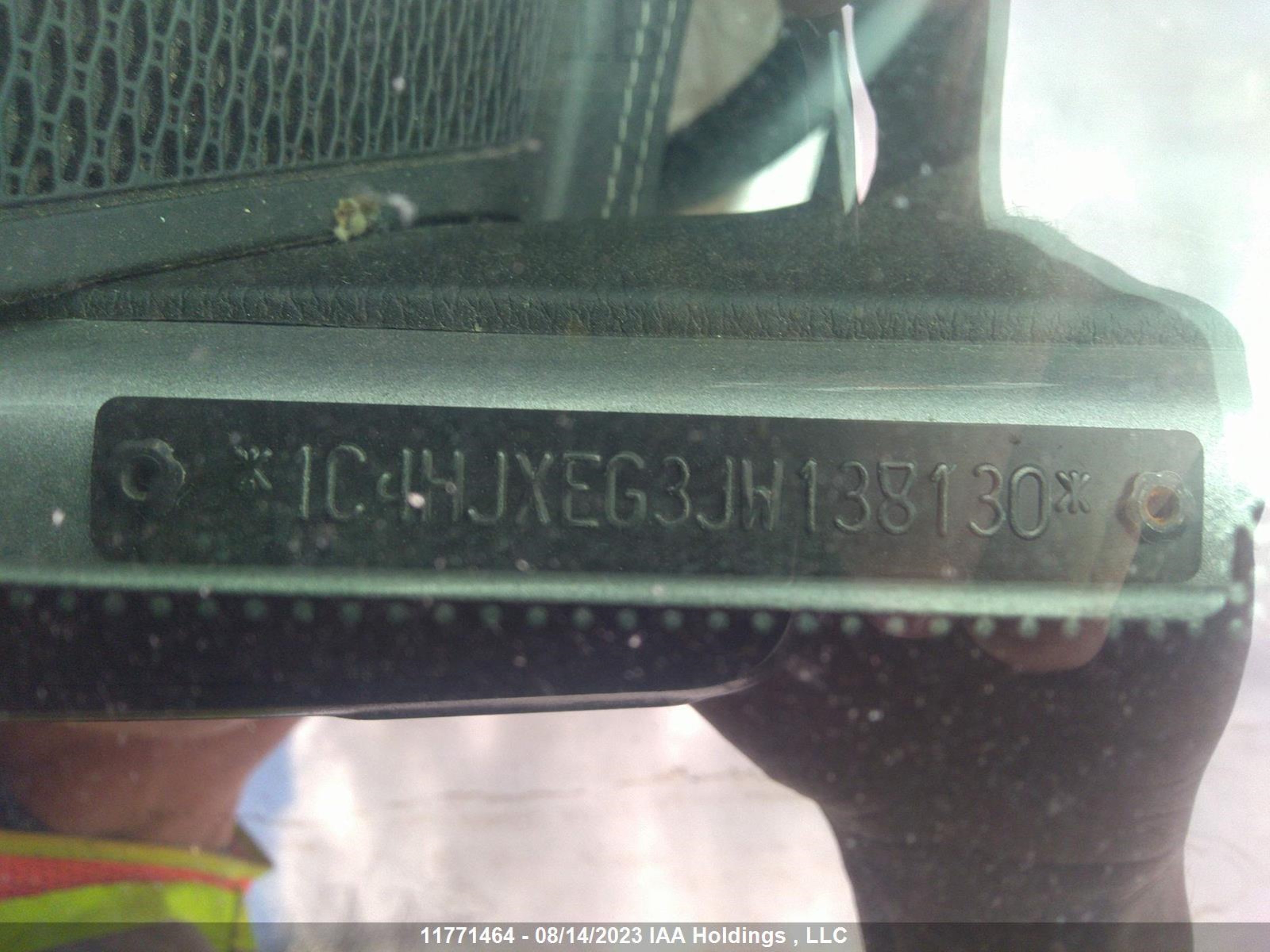 Photo 8 VIN: 1C4HJXEG3JW138130 - JEEP WRANGLER 