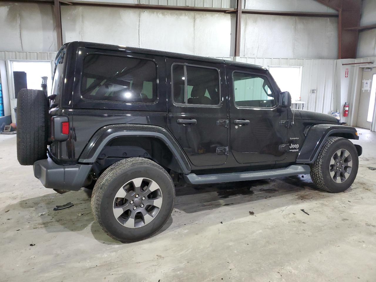 Photo 2 VIN: 1C4HJXEN3JW236542 - JEEP WRANGLER 